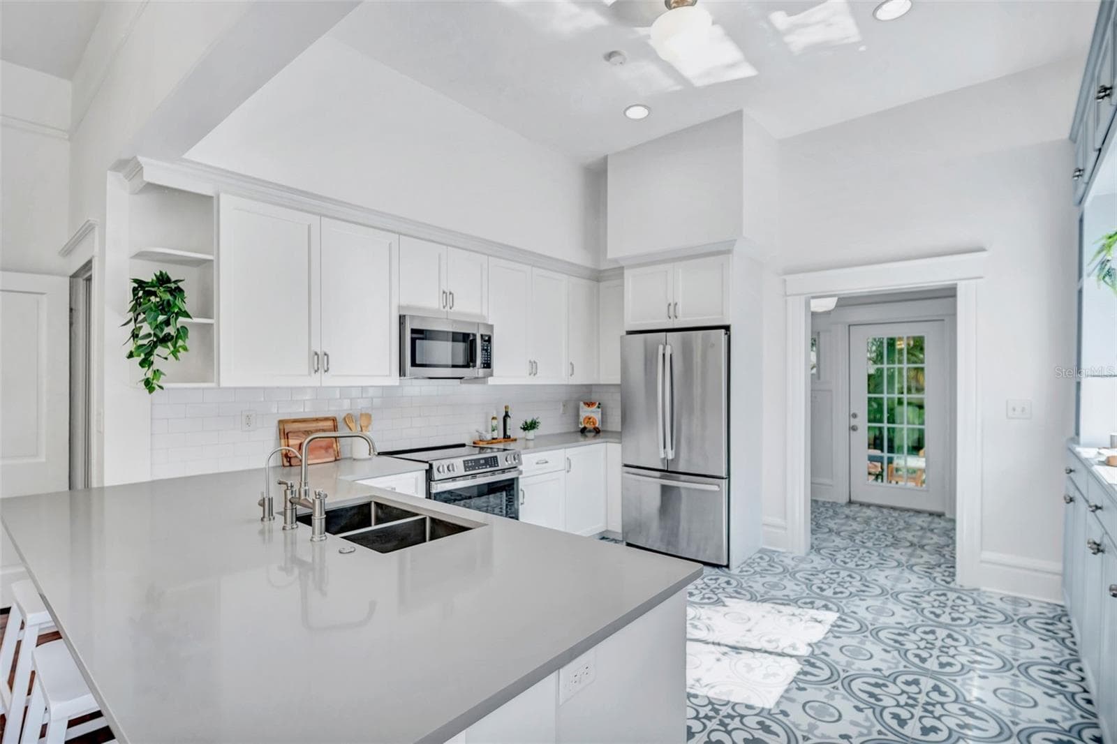 Updated kitchen - 1918 W DEKLE AVE, TAMPA