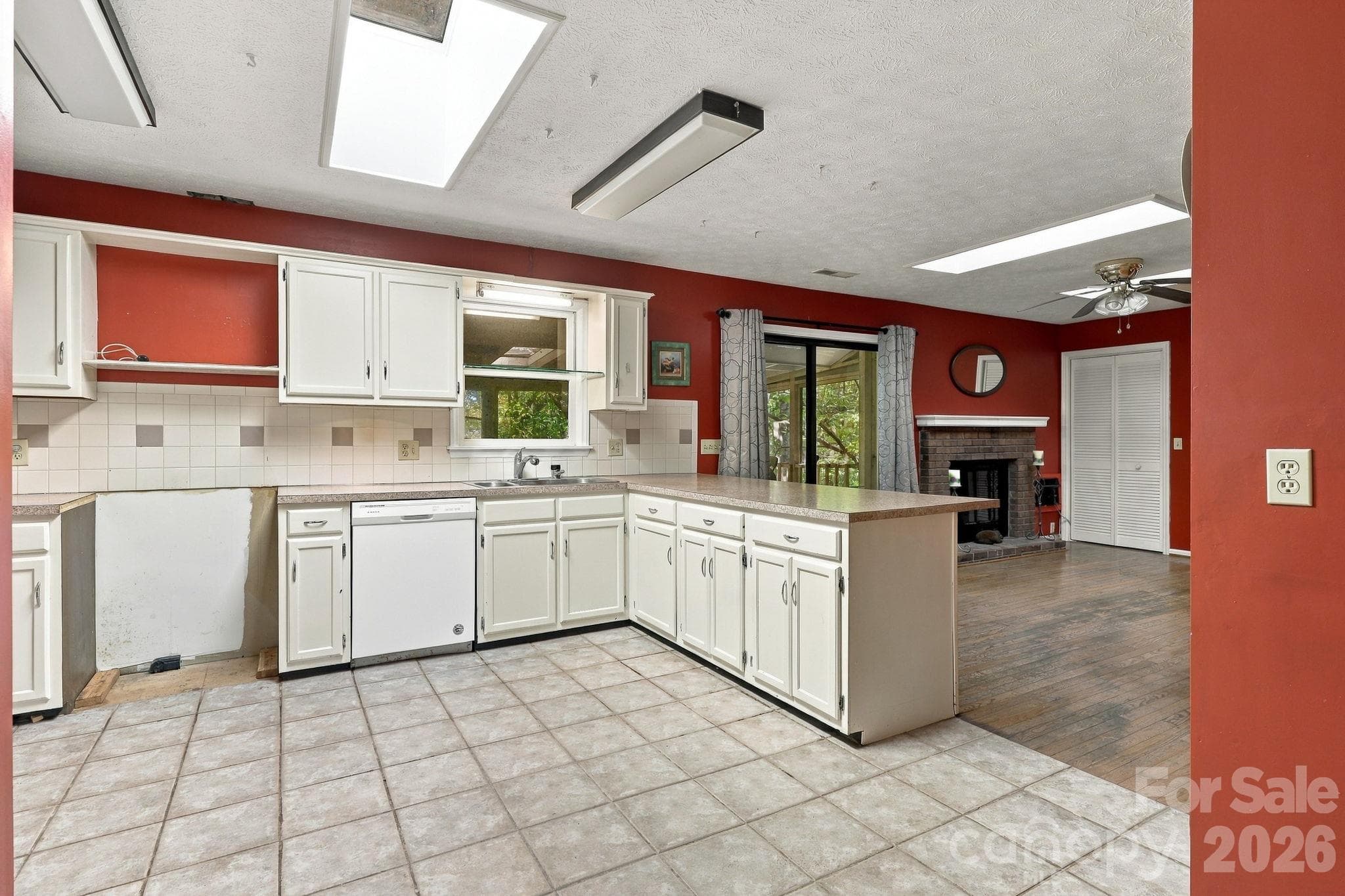 Single Family Residence at 252 Foxhunt Lane, Hendersonville, photo 10 of 18