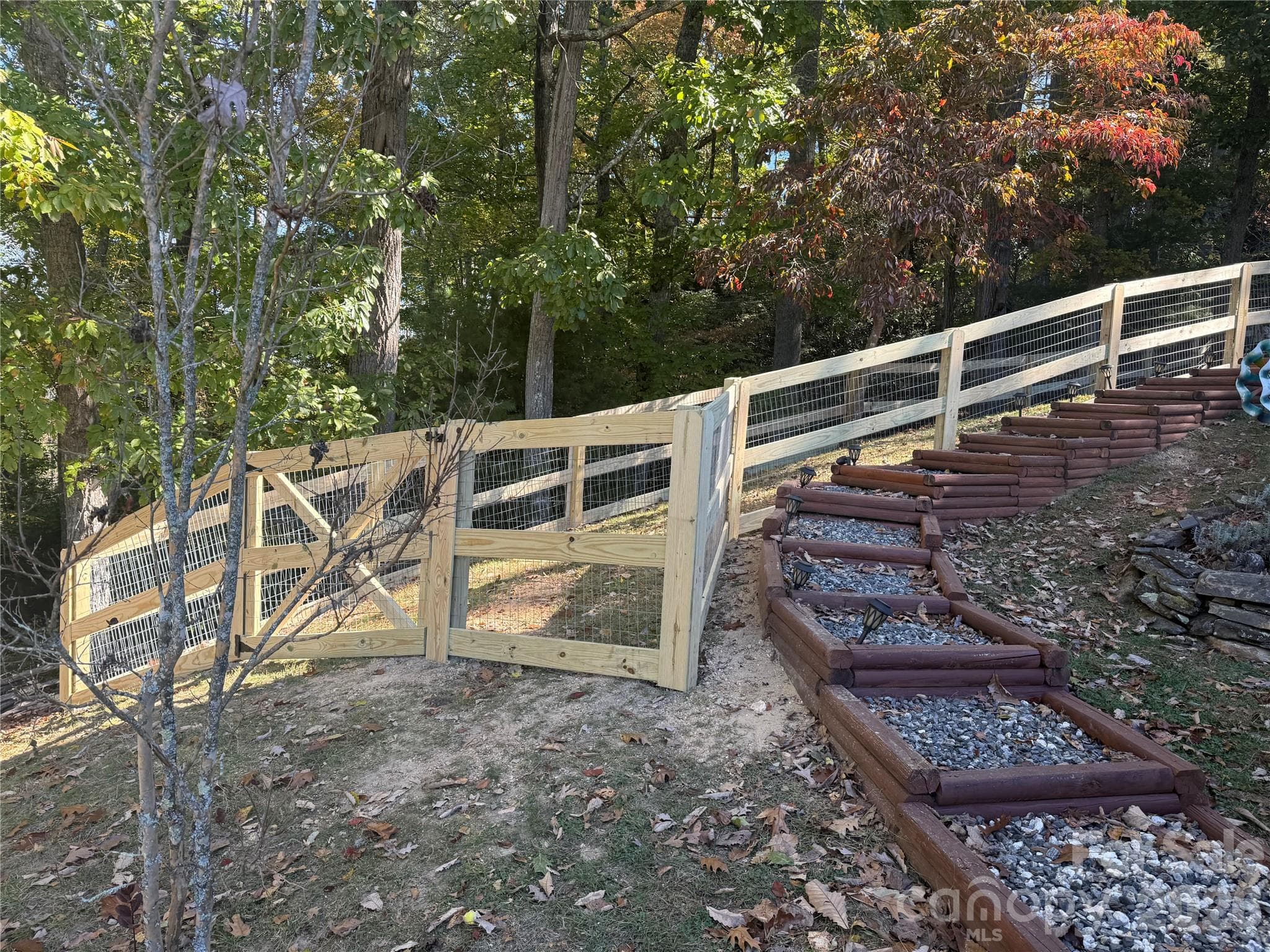 Beautiful new fence that wraps around from front to the back of the house! Very Child and Pet Friendly and Safe! - 70 Heslar Way, Marshall
