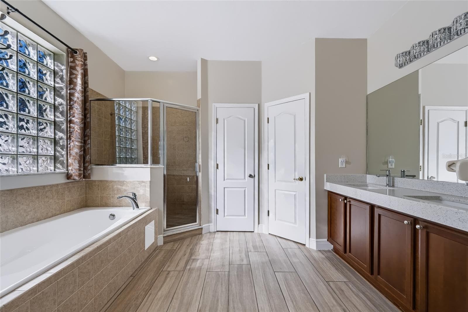Separate Shower & Soaking tub - 2970 SOUTHERN PINES LOOP, CLERMONT