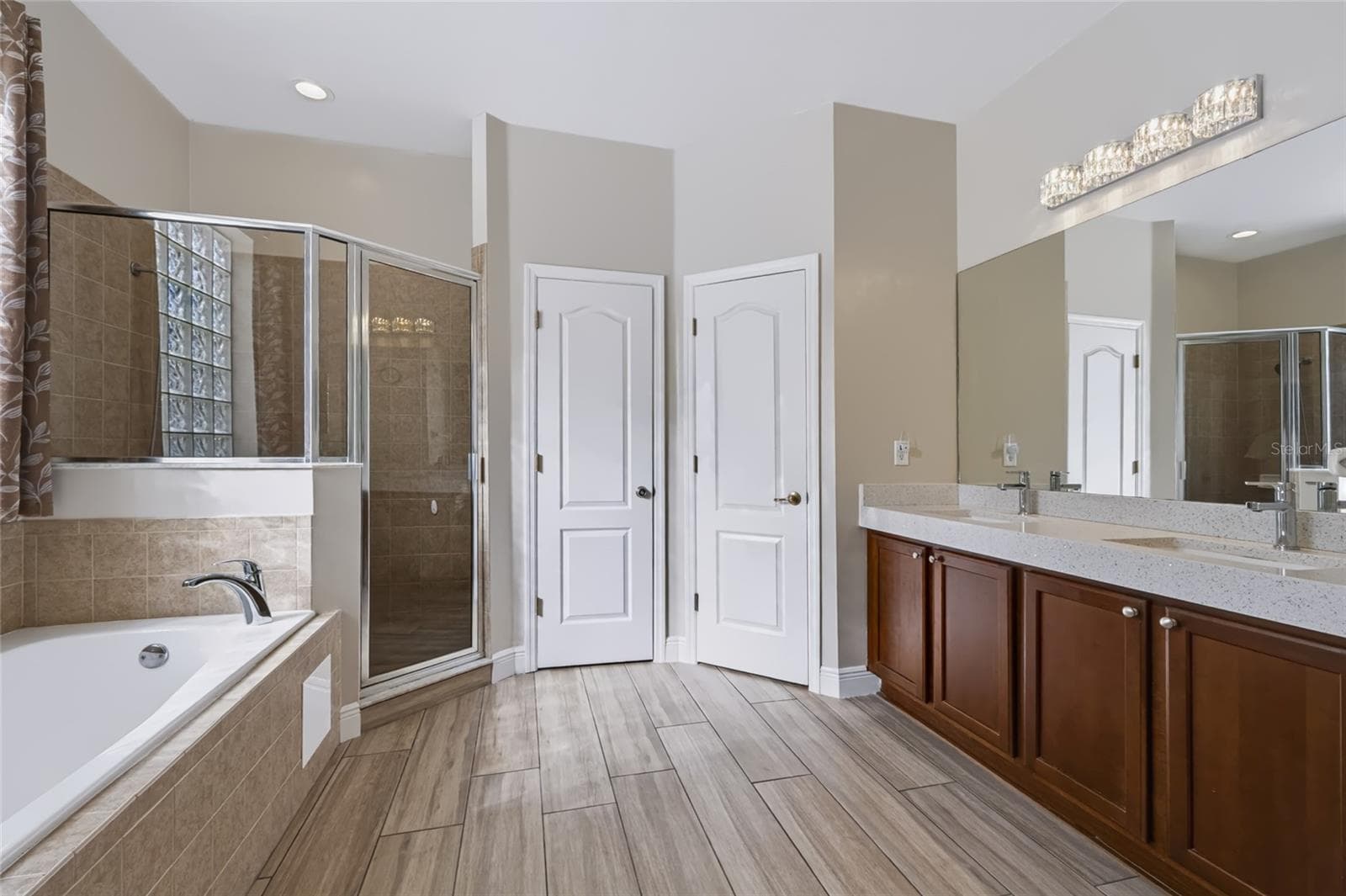 Dual sinks and a water closet - 2970 SOUTHERN PINES LOOP, CLERMONT