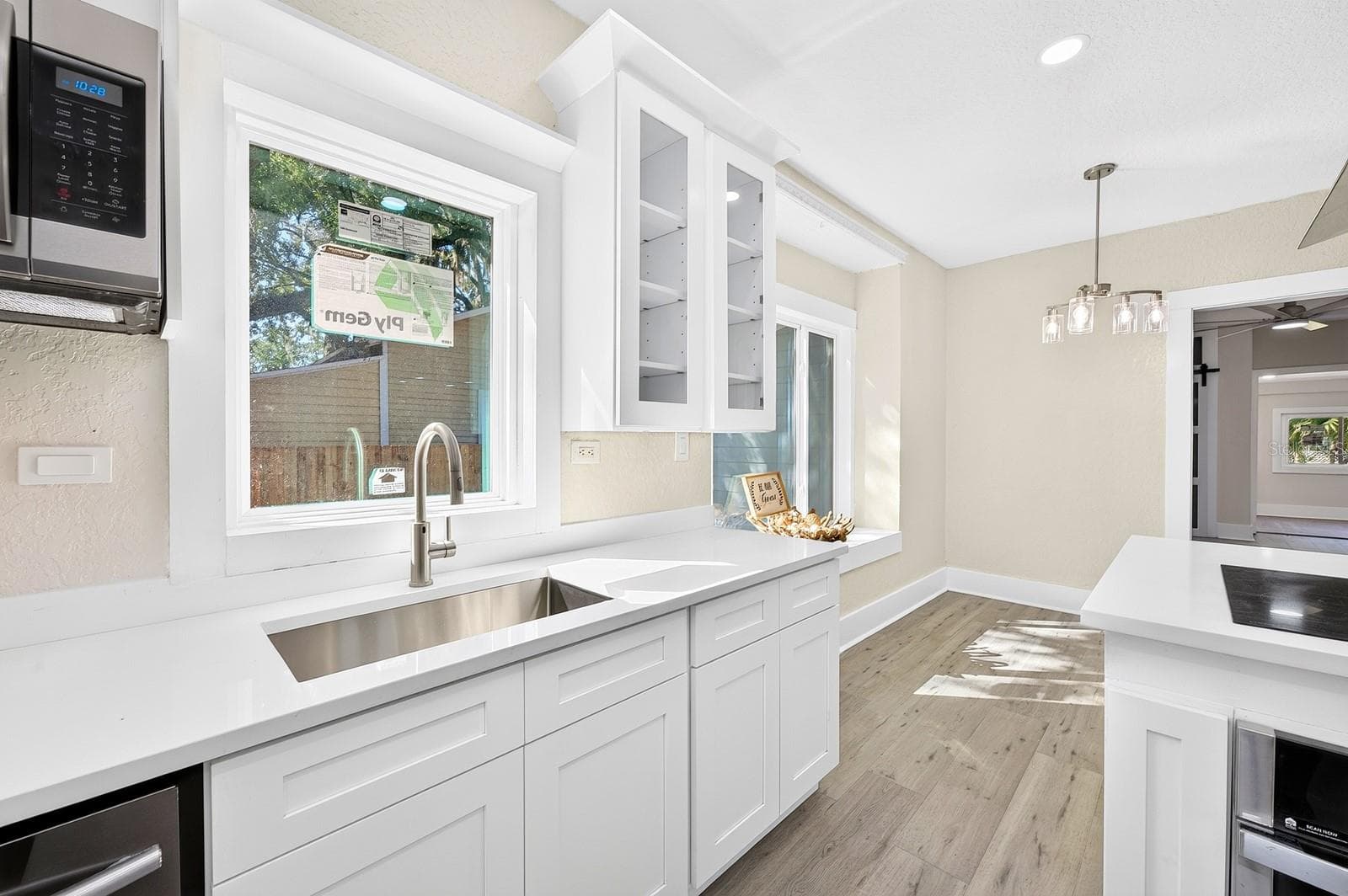 Quartz countertops in the Kitchen - 211 S MAPLE AVE, SANFORD