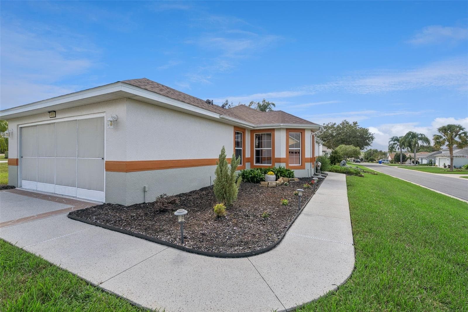 Custom coated walkway to the front door. - 4900 CANOE CT, TAVARES