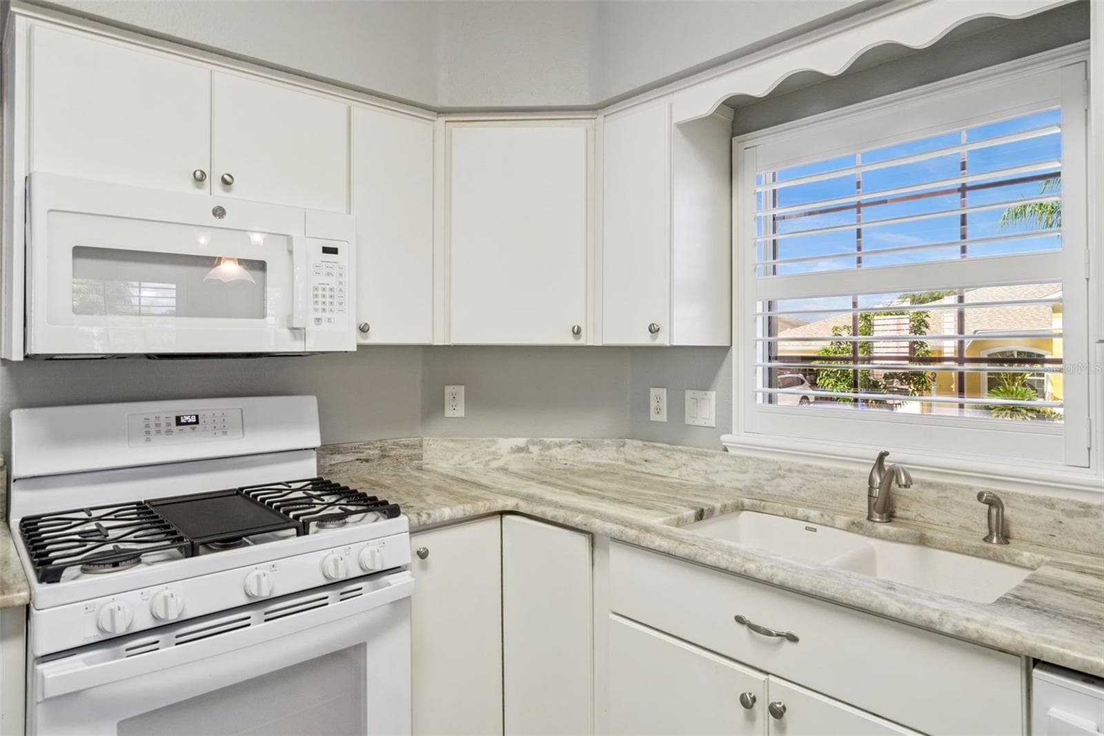 Granite counters and a window over the sink. - 4900 CANOE CT, TAVARES