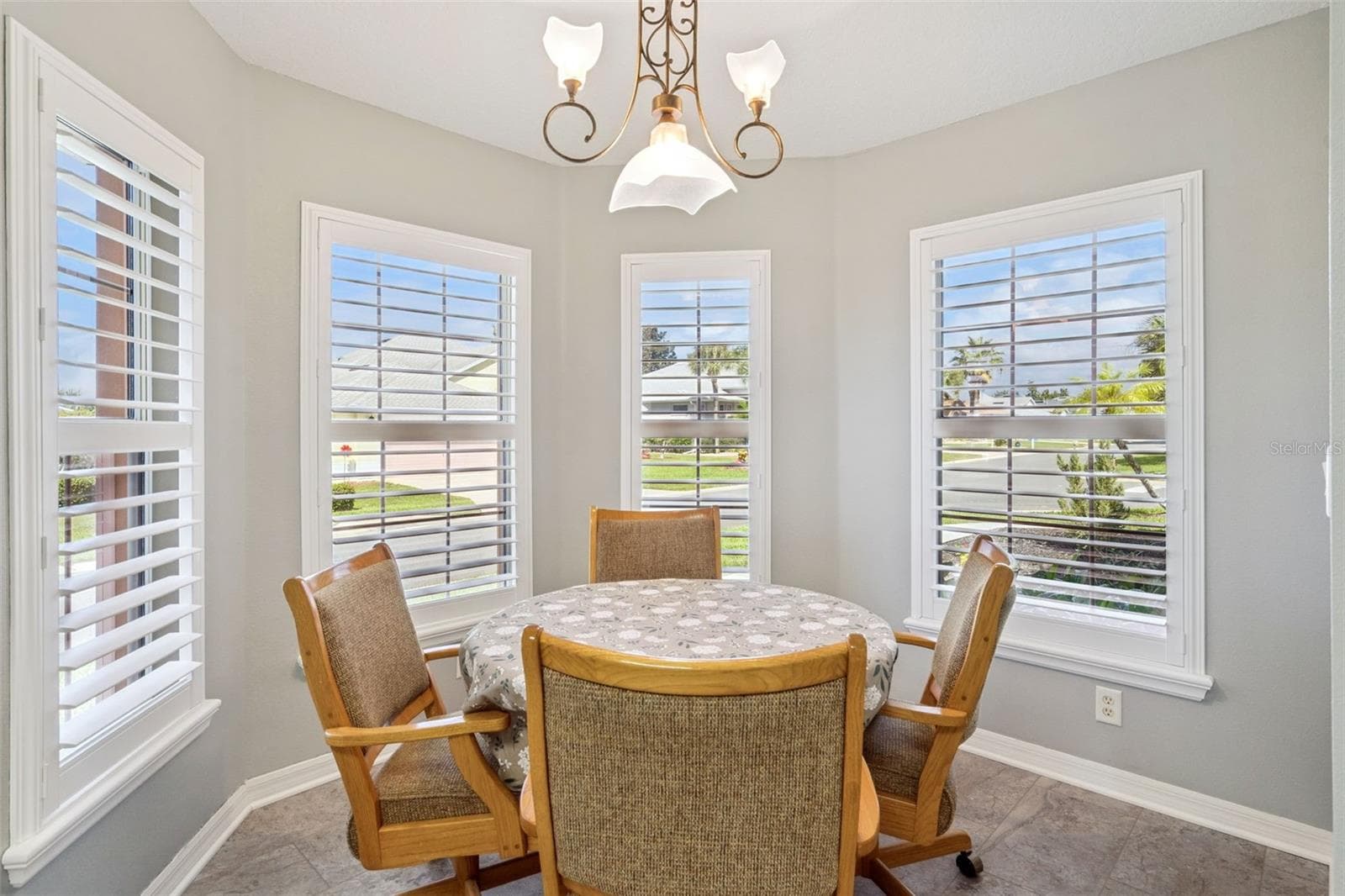 Eat-in nook wrapped in windows and plantation shutters. - 4900 CANOE CT, TAVARES
