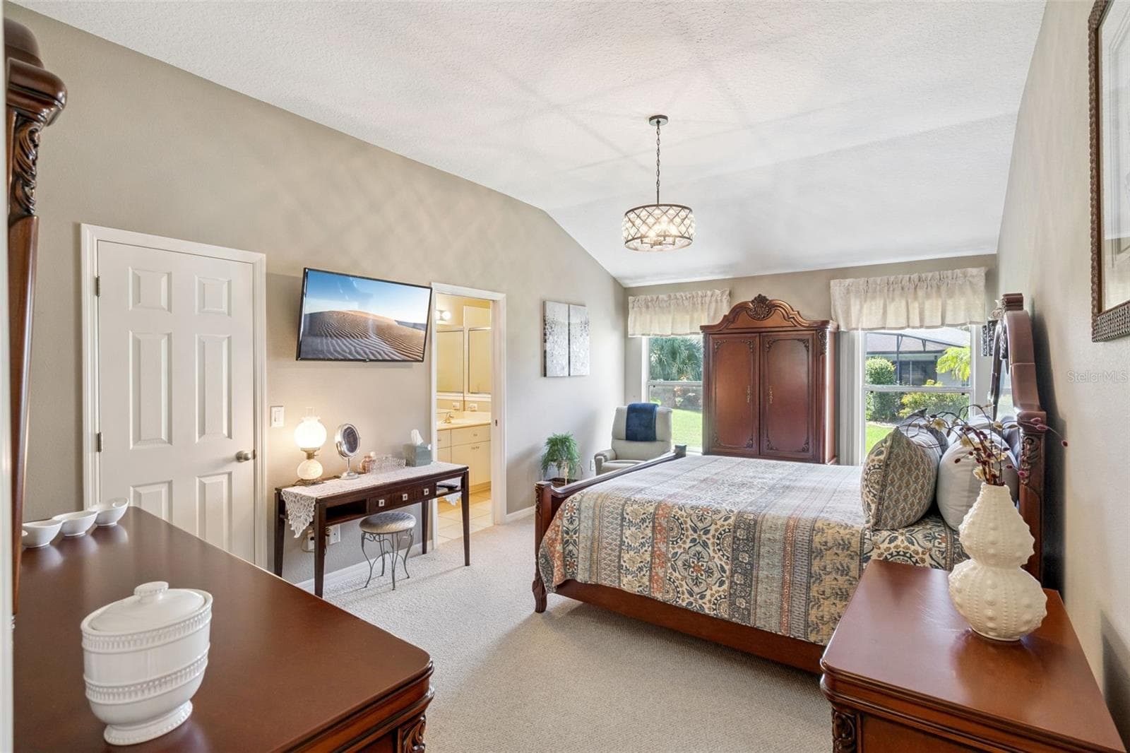 Primary suite with walk-in closet and en-suite bath. - 4900 CANOE CT, TAVARES