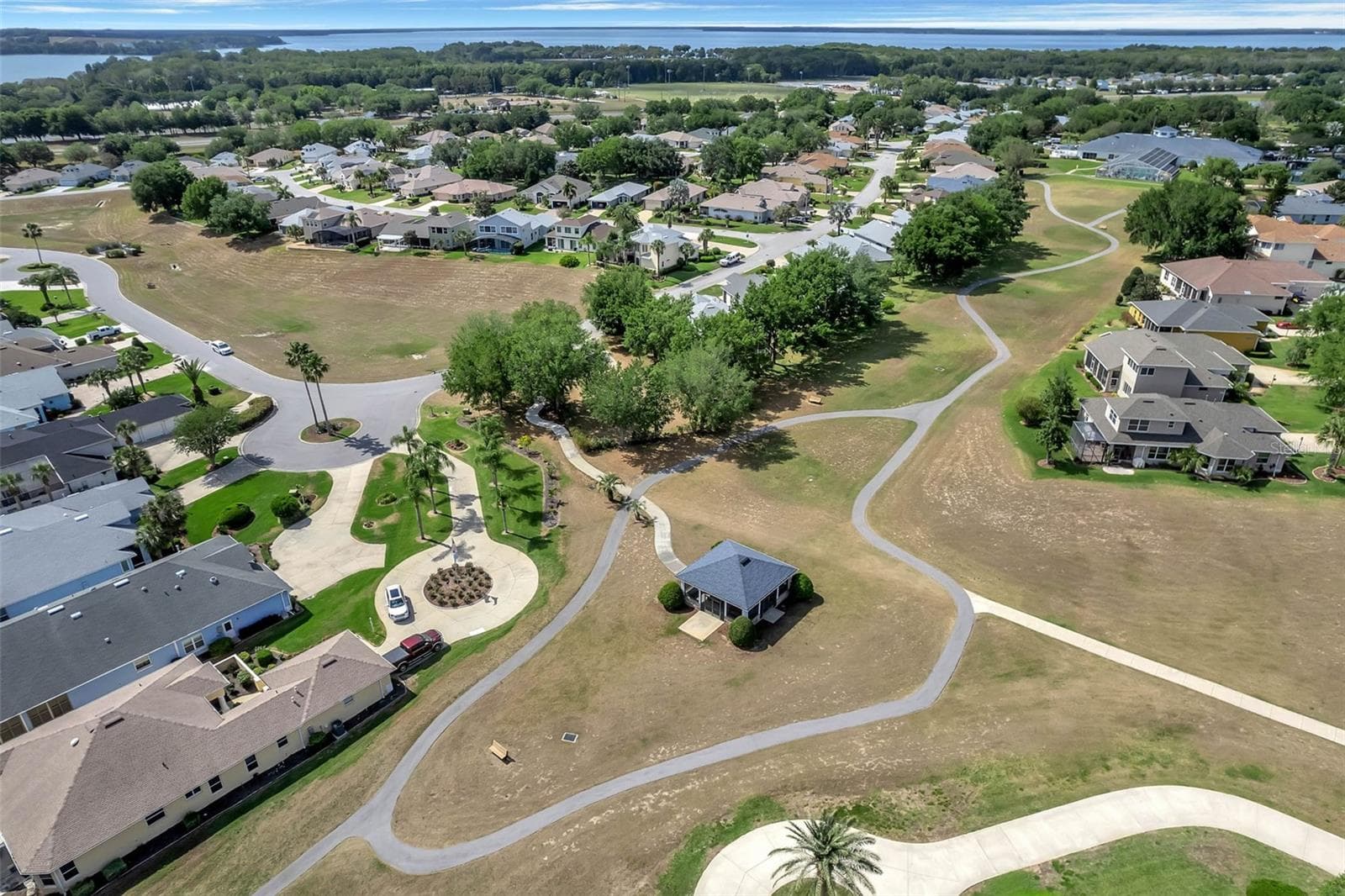 Walking and golf cart paths through the commons green space. - 4900 CANOE CT, TAVARES