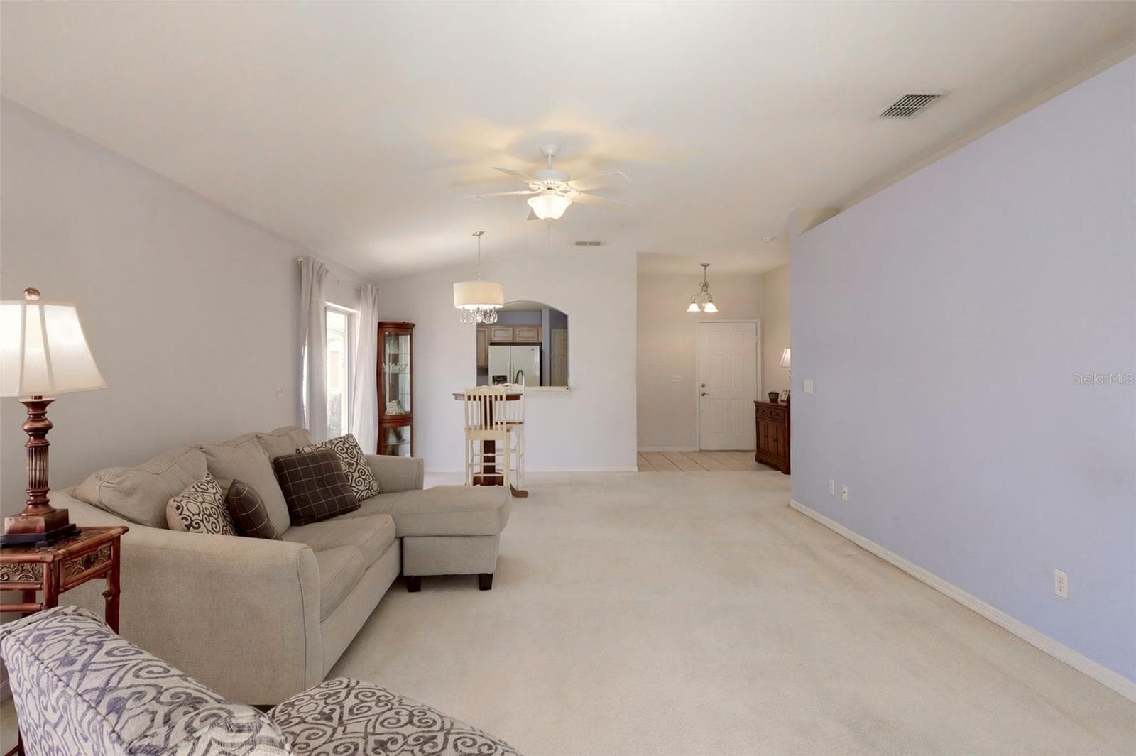 Living room features a decorative planter shelf - 3437 GRENVILLE DR, WINTER HAVEN
