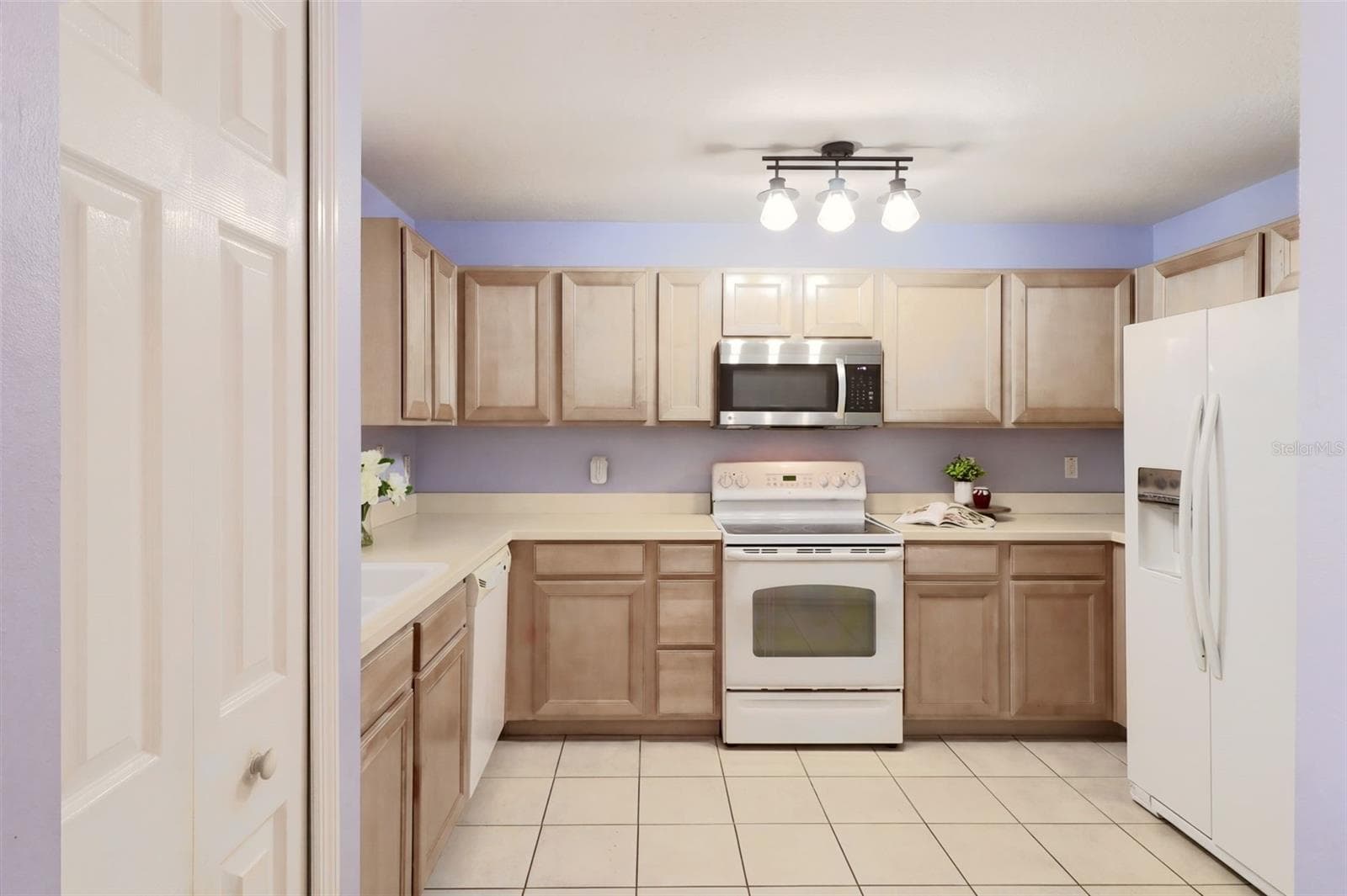 Kitchen features a closet pantry - 3437 GRENVILLE DR, WINTER HAVEN