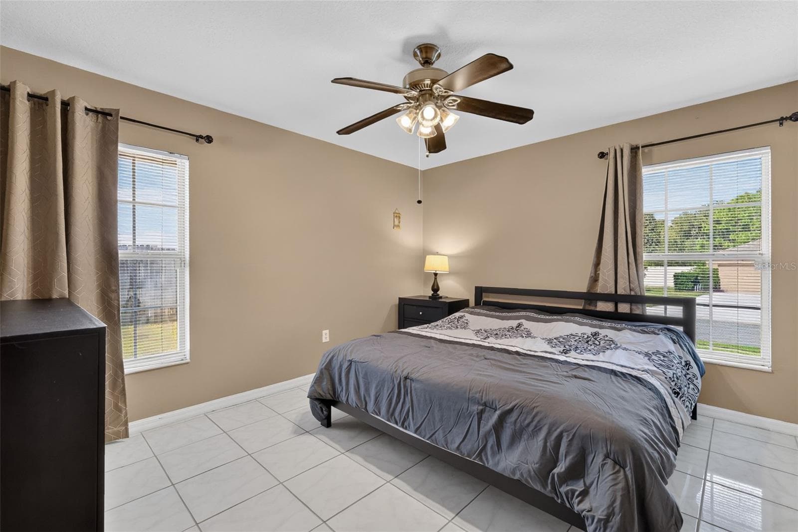 Guest bedroom 1 with Jack and Jill closet to Guest bedroom 2 - 4460 MARSH HARBOR DR, TAVARES