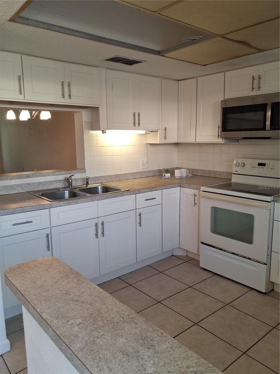 Condominium at 831 MAPLE CT #103, DUNEDIN, photo 2 of 13
