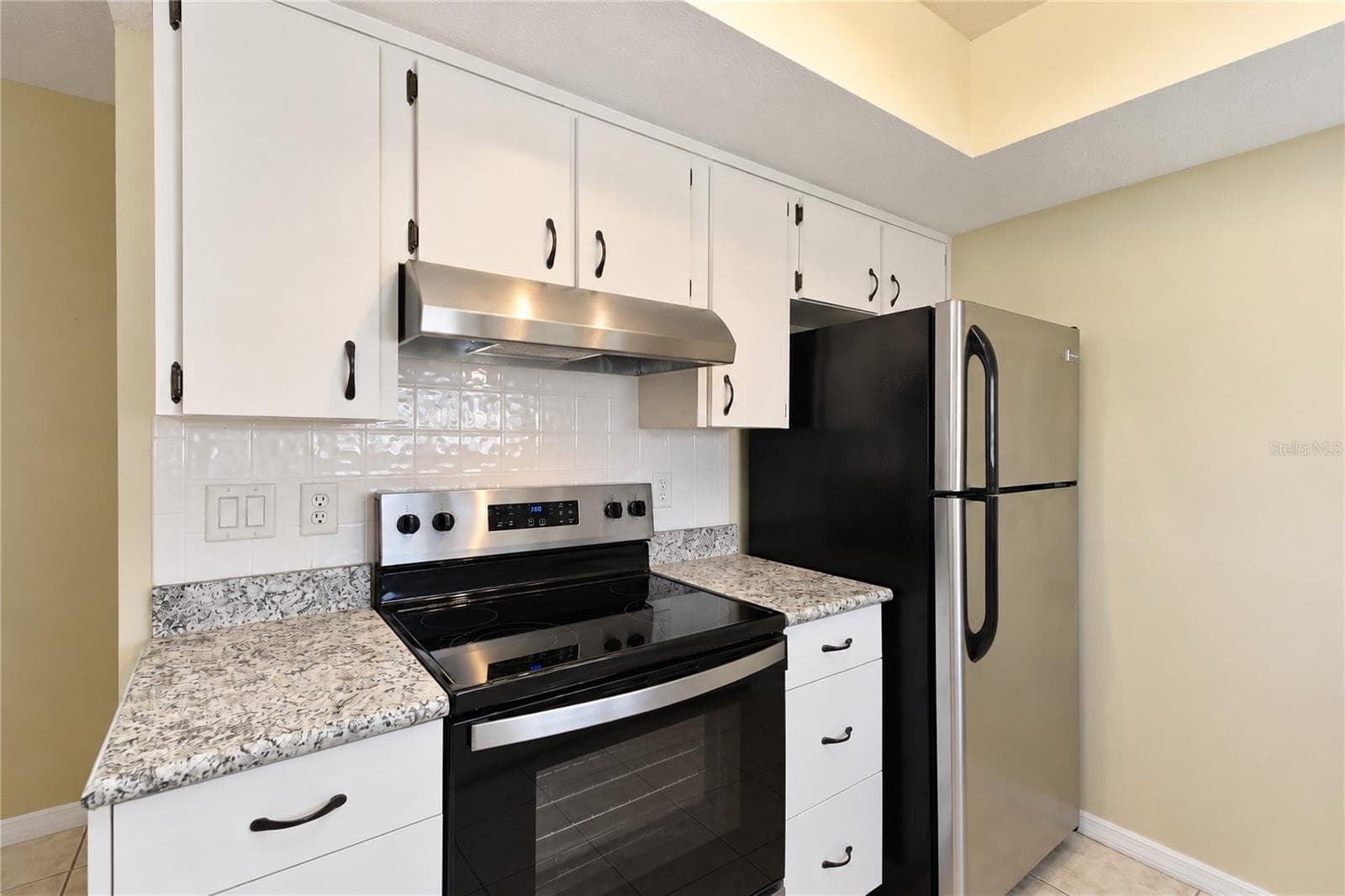 Newer smooth top range and range hood - 8169 SW 108TH LANE RD, OCALA
