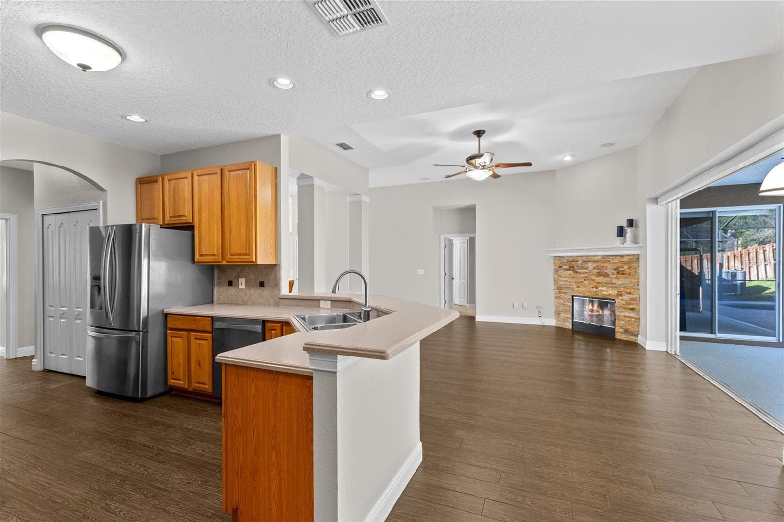 Kitchen and Family Room - 410 VIA TUSCANY LOOP, LAKE MARY