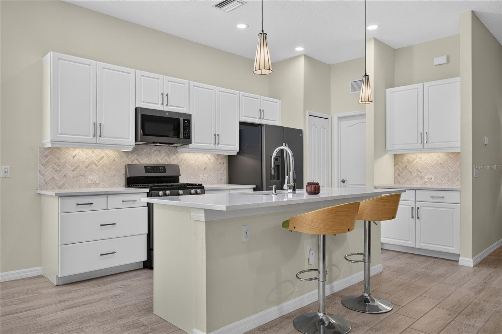 Single Family Residence at 3803 WOODCLIFF LAKE TER, SARASOTA, photo 13 of 45