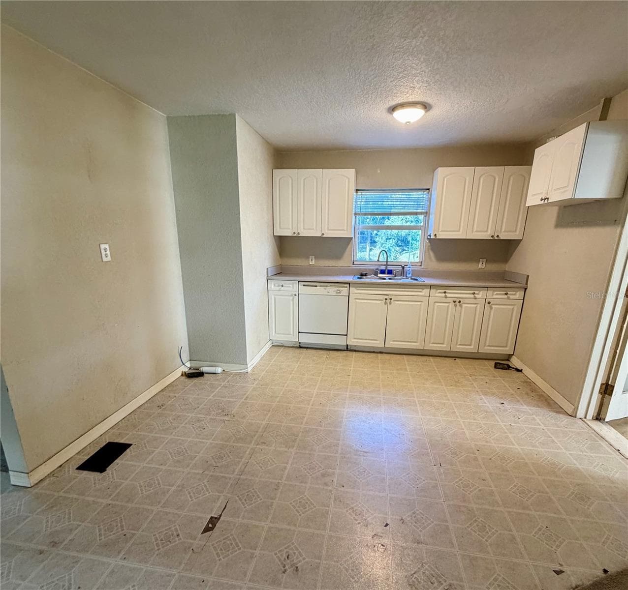 Single Family Residence at 2320 DAWLEY AVE, ORLANDO, photo 2 of 9