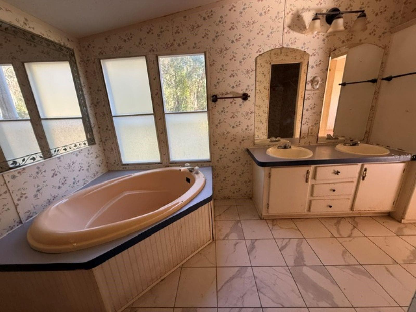 Primary Bathroom - 16510 NE 30TH CT, CITRA