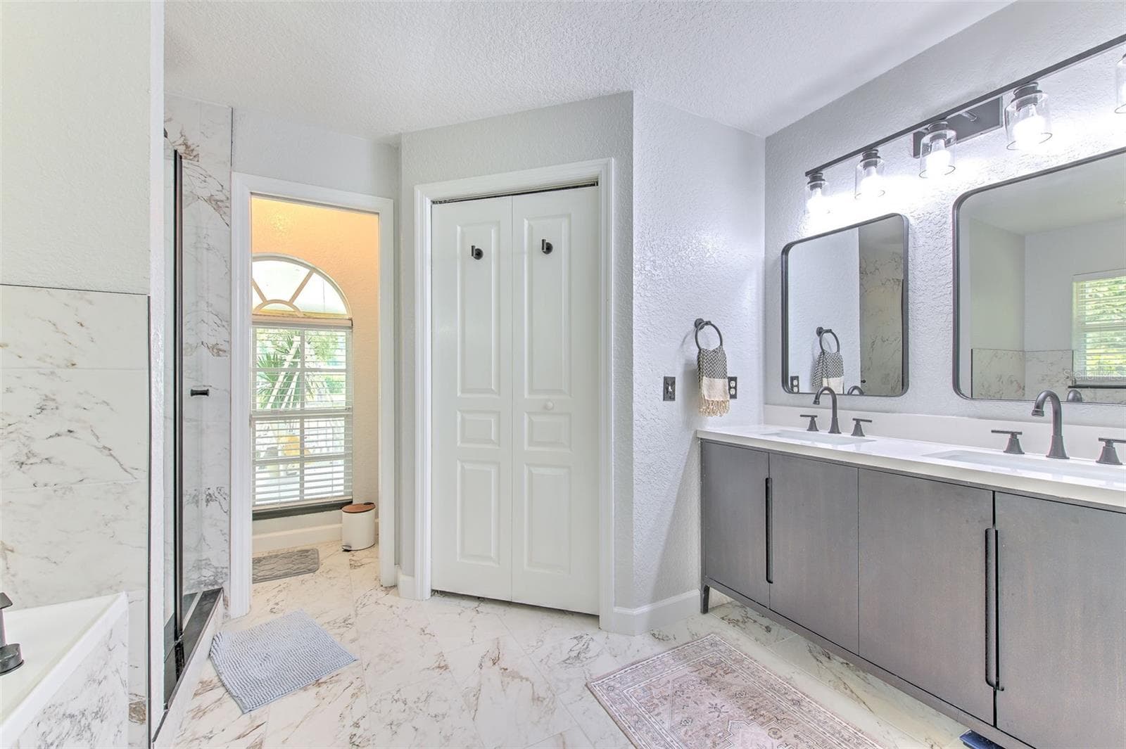 Primary Bathroom - 118 E HUNTER RD, PLANT CITY