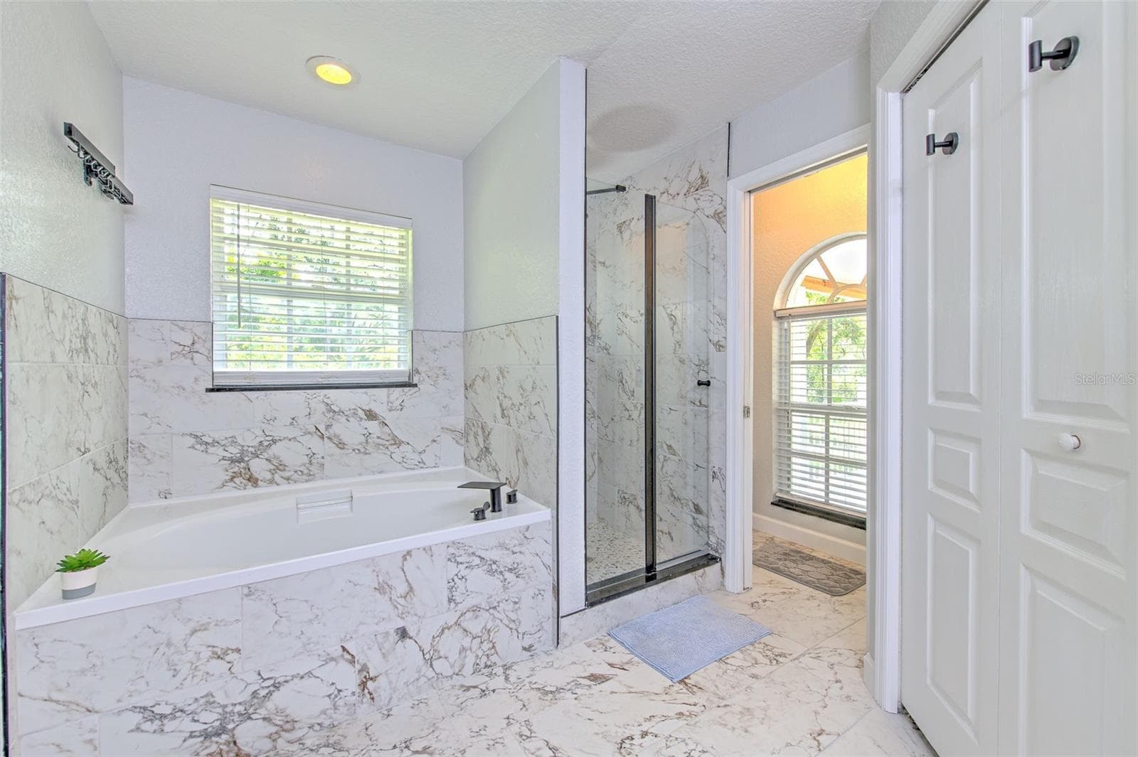 Primary Bathroom - 118 E HUNTER RD, PLANT CITY