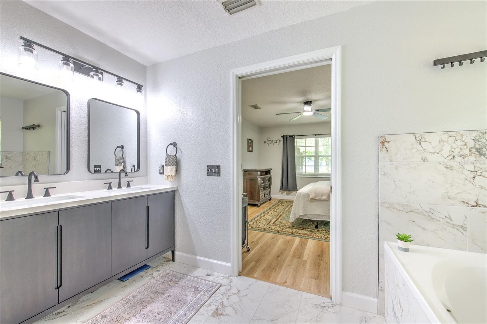 Primary Bathroom - 118 E HUNTER RD, PLANT CITY