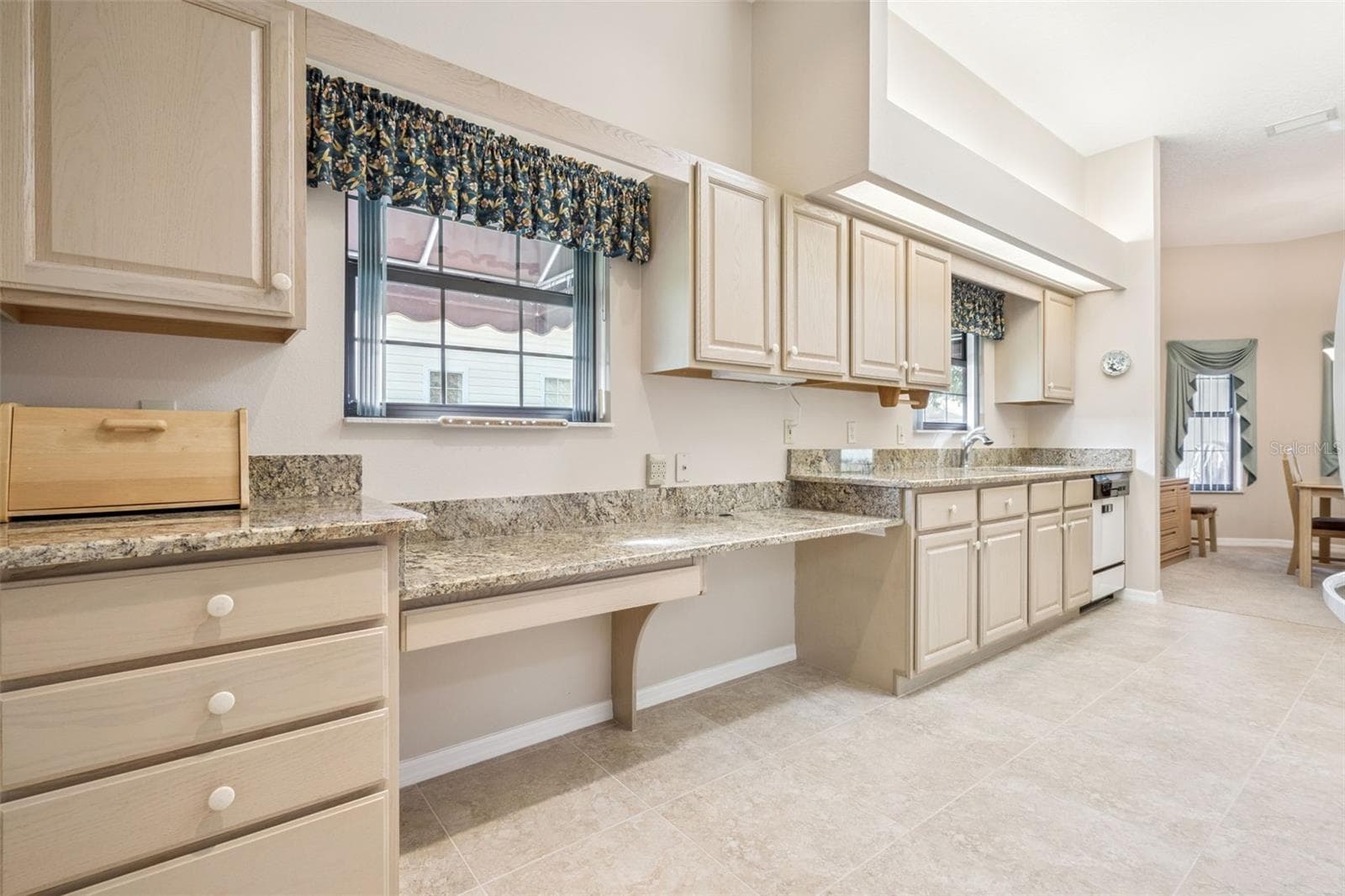 Built In Desk - 461 BAYTREE BLVD, TAVARES