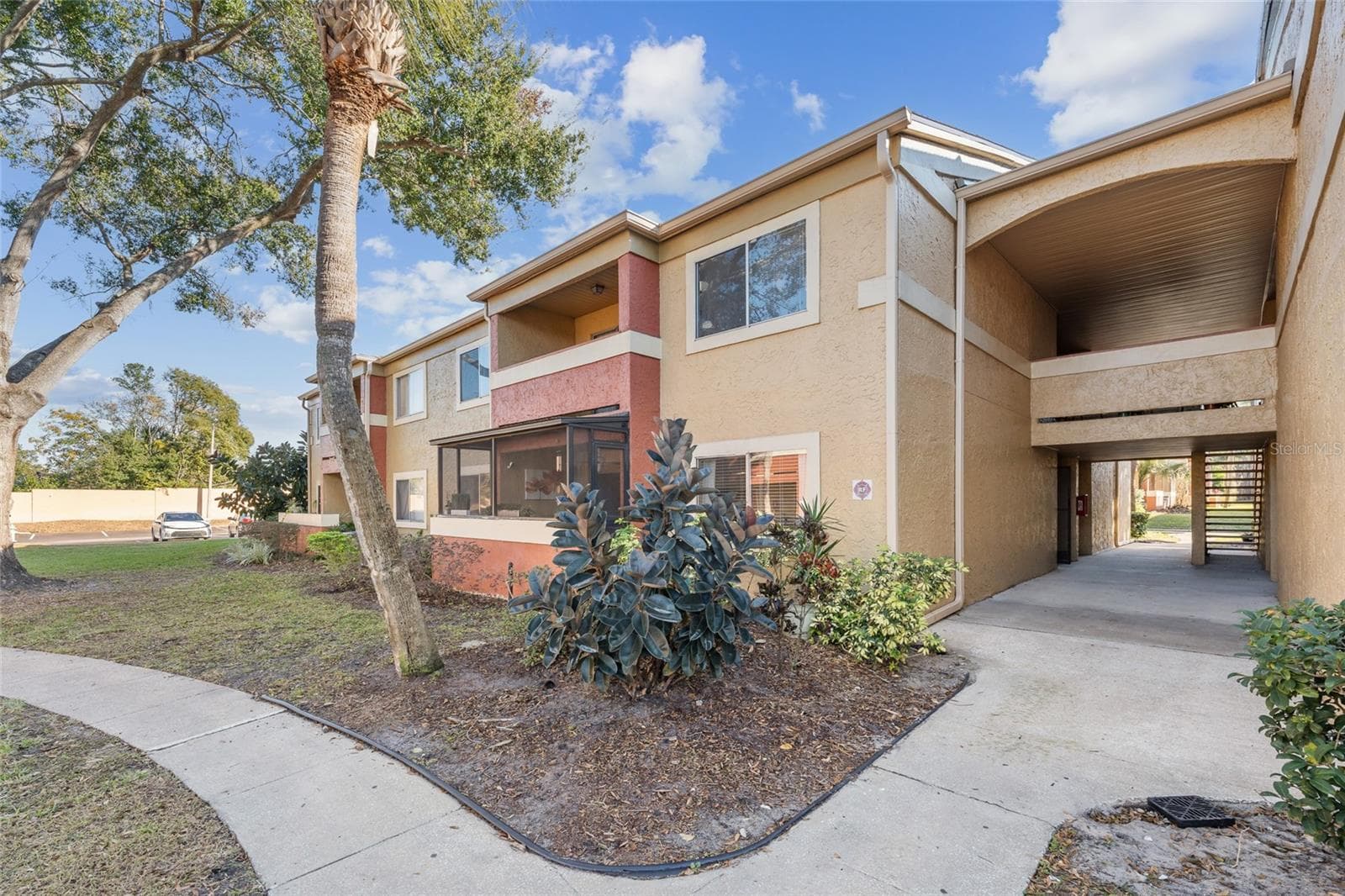 652 KENWICK CIR #105