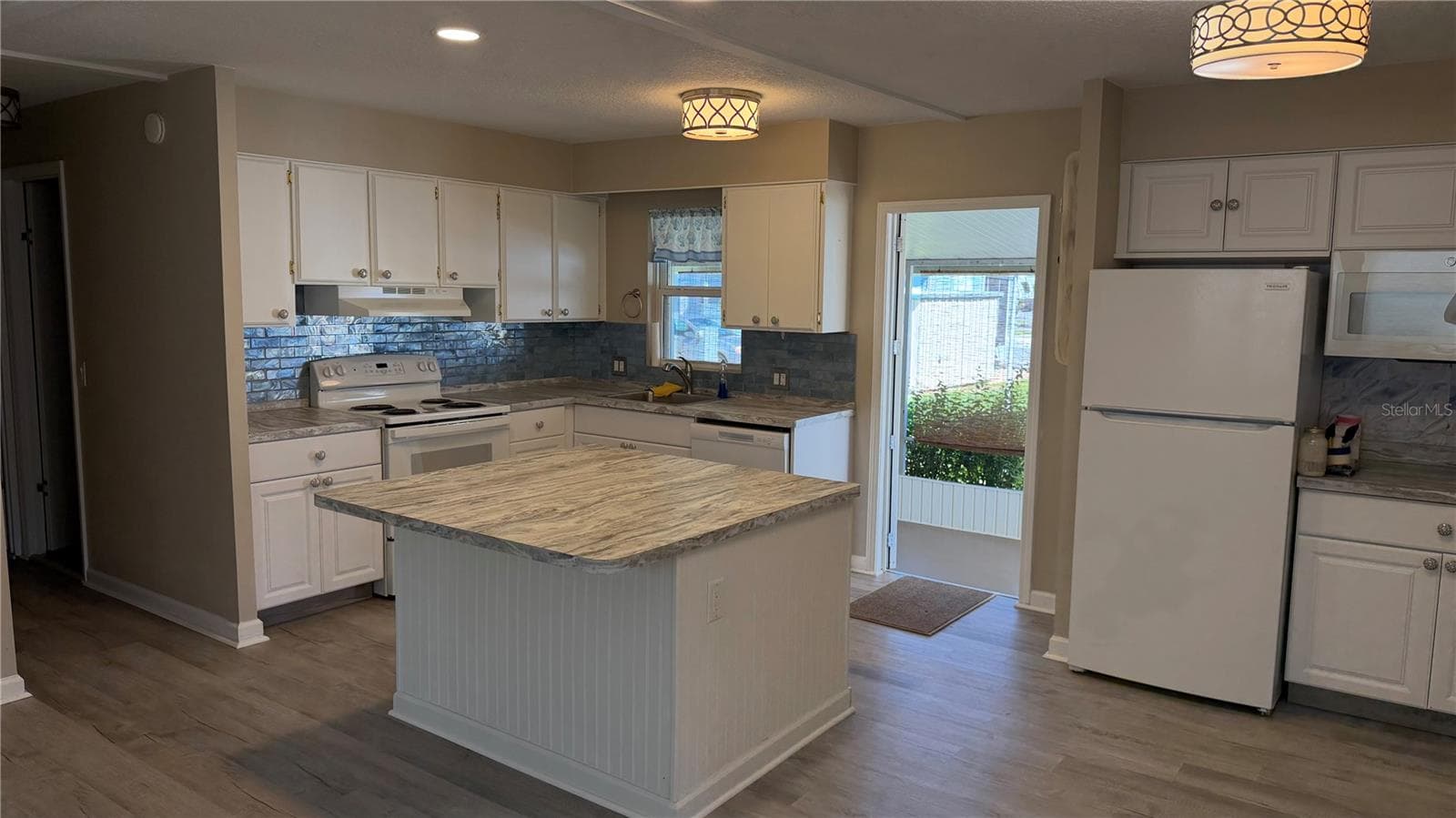 Manufactured Home at 362 TAMPICO DR, PALMETTO, photo 12 of 34