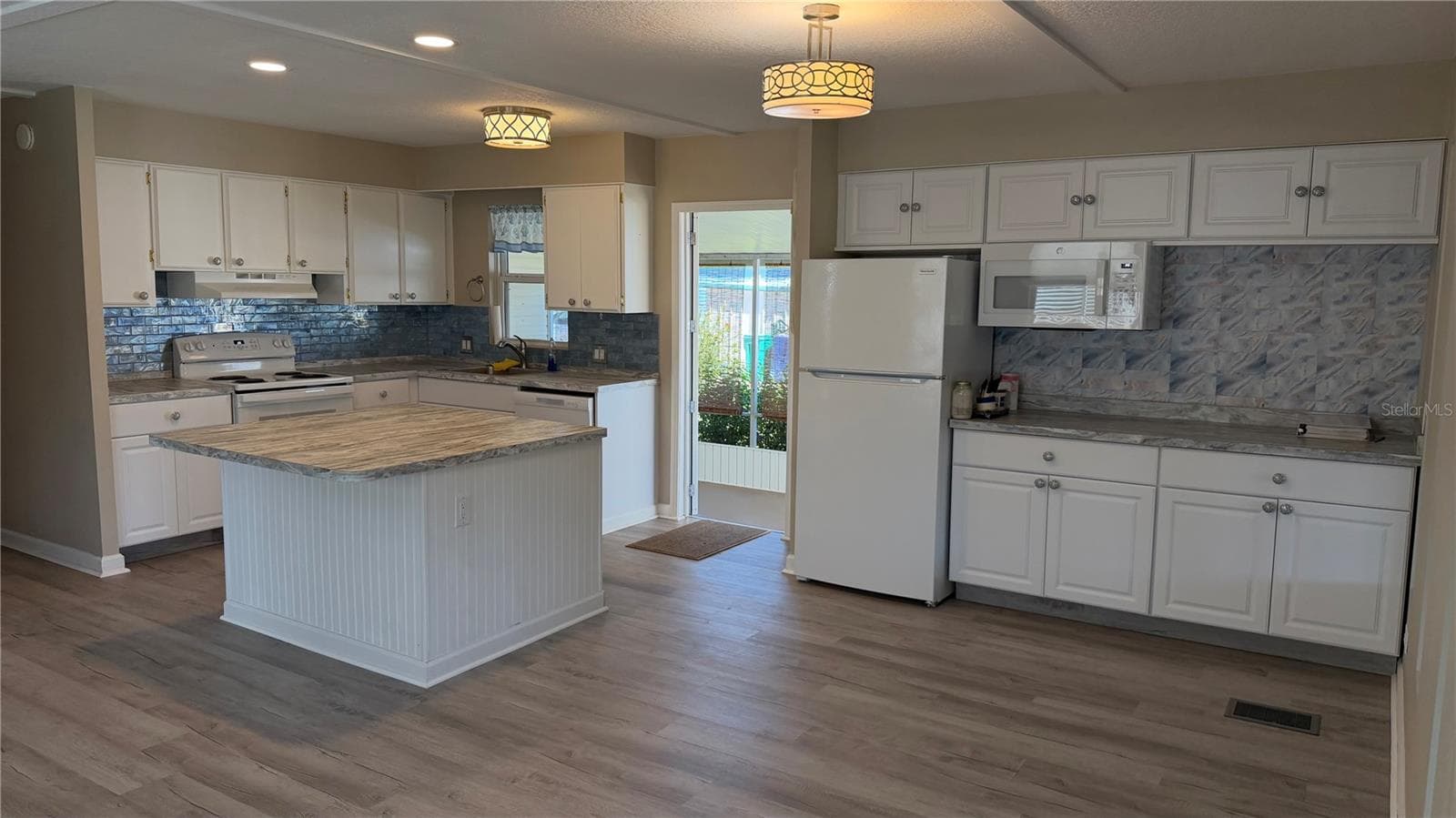 Manufactured Home at 362 TAMPICO DR, PALMETTO, photo 30 of 34