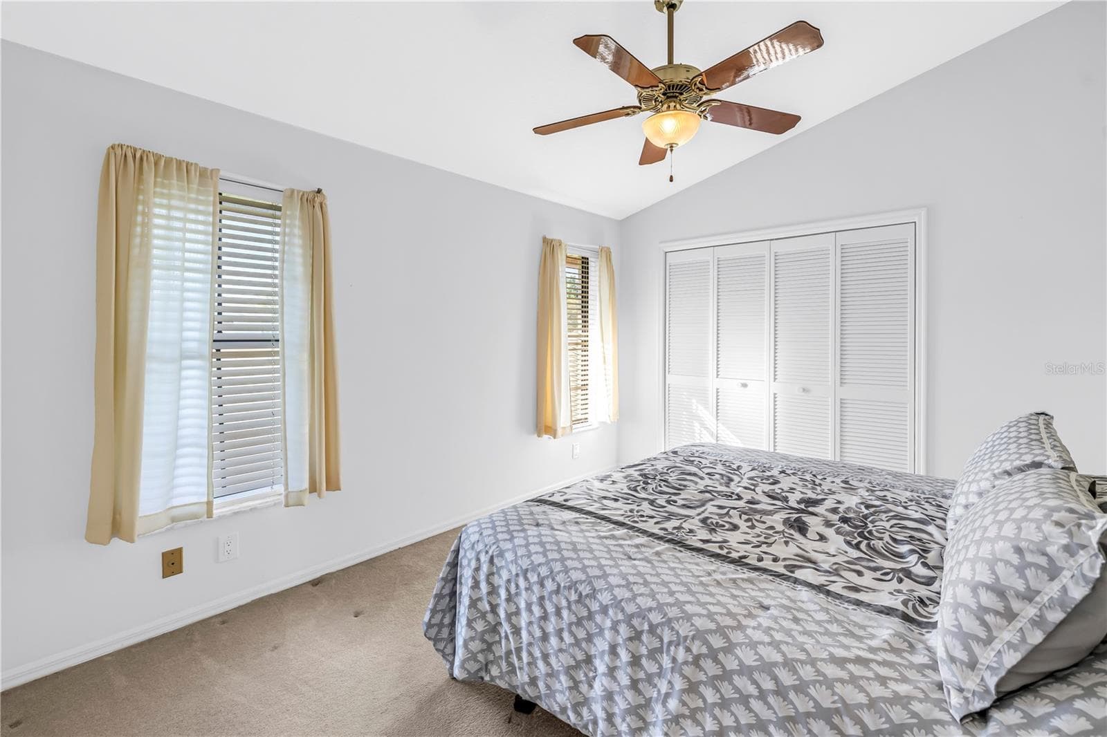 Bedroom 2 with Closet and adjacent to Bath 2 - 1186 GASPARILLA DR NE, ST PETERSBURG
