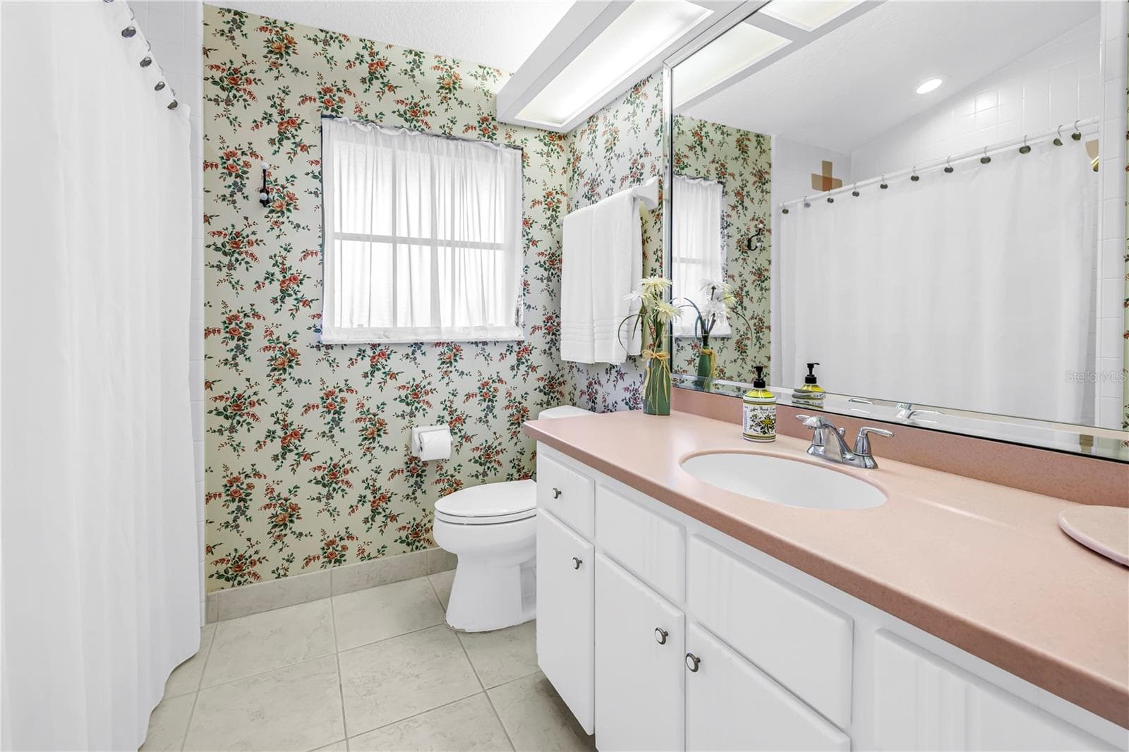 Bath 2 with long single vanity, tub and shower - 1186 GASPARILLA DR NE, ST PETERSBURG