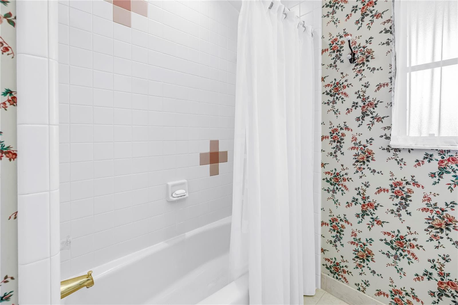 Bath 2 tub and shower in great condition - 1186 GASPARILLA DR NE, ST PETERSBURG