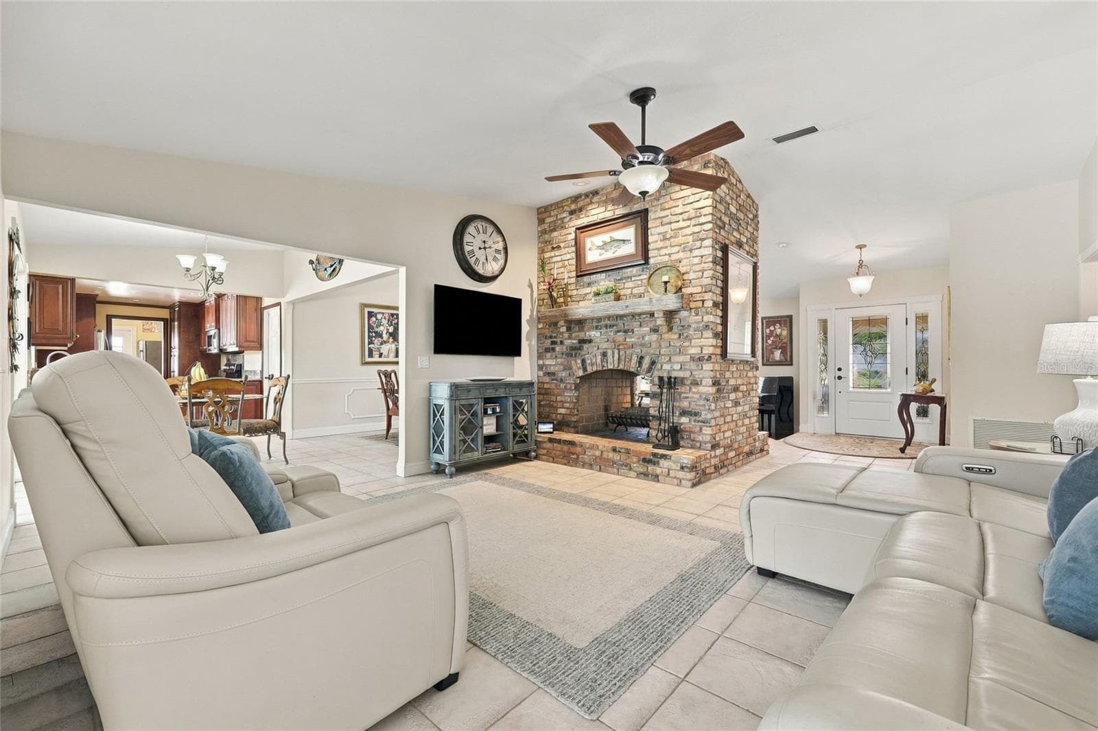 Family room with tile floor - 13205 MARIA AVE, CLERMONT