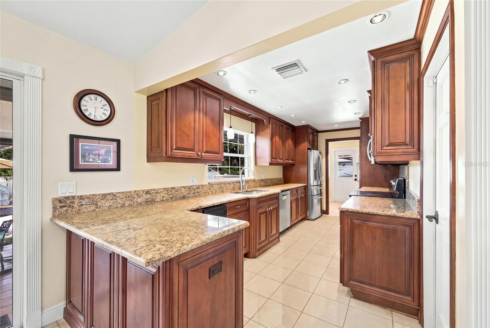 Kitchen with granite counters & wine cooler - 13205 MARIA AVE, CLERMONT