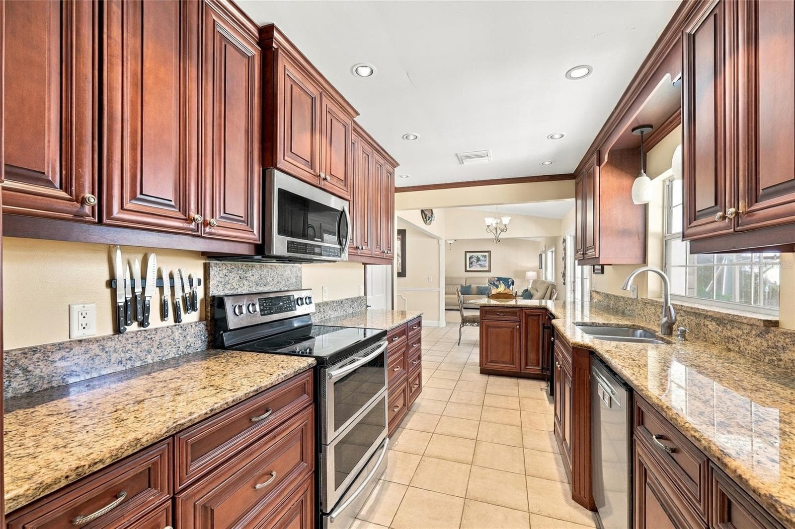 Kitchen with wine cooler - 13205 MARIA AVE, CLERMONT
