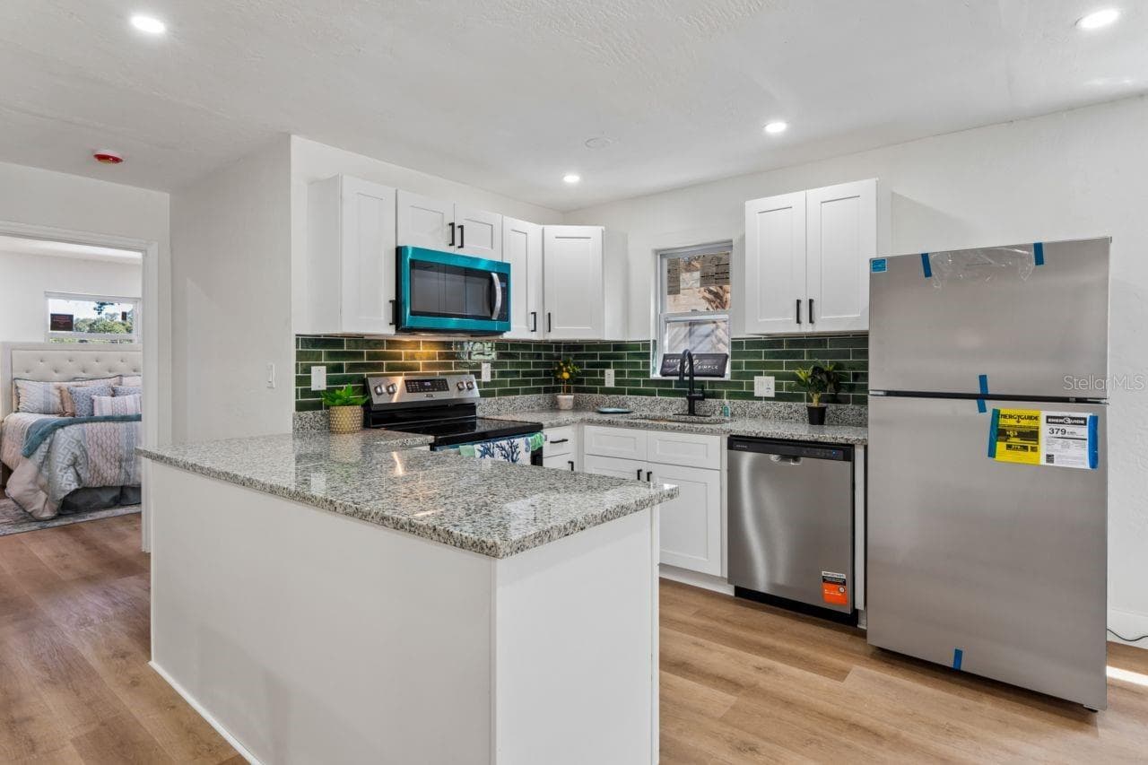 Single Family Residence at 2929 EMERSON AVE S, ST PETERSBURG, photo 12 of 36