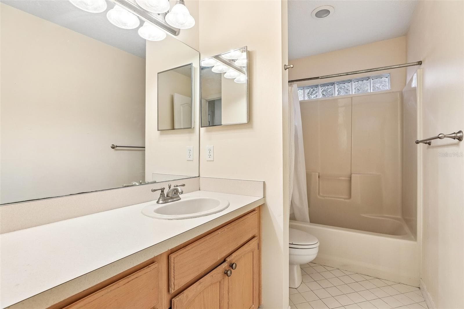 Shared Hallway Bath - 7891 BRIDGESTONE DR, ORLANDO