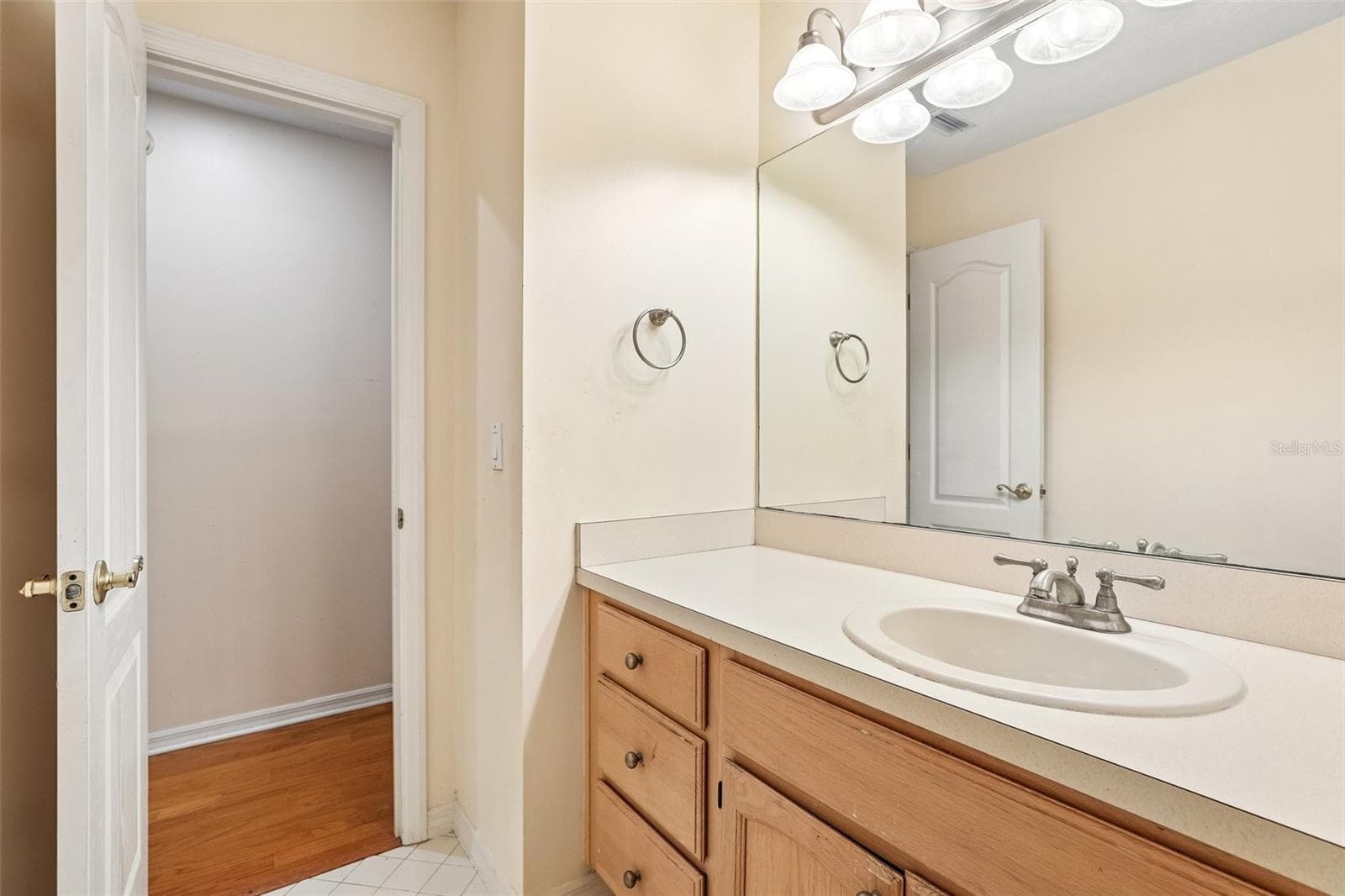 Shared Hallway Bath - 7891 BRIDGESTONE DR, ORLANDO