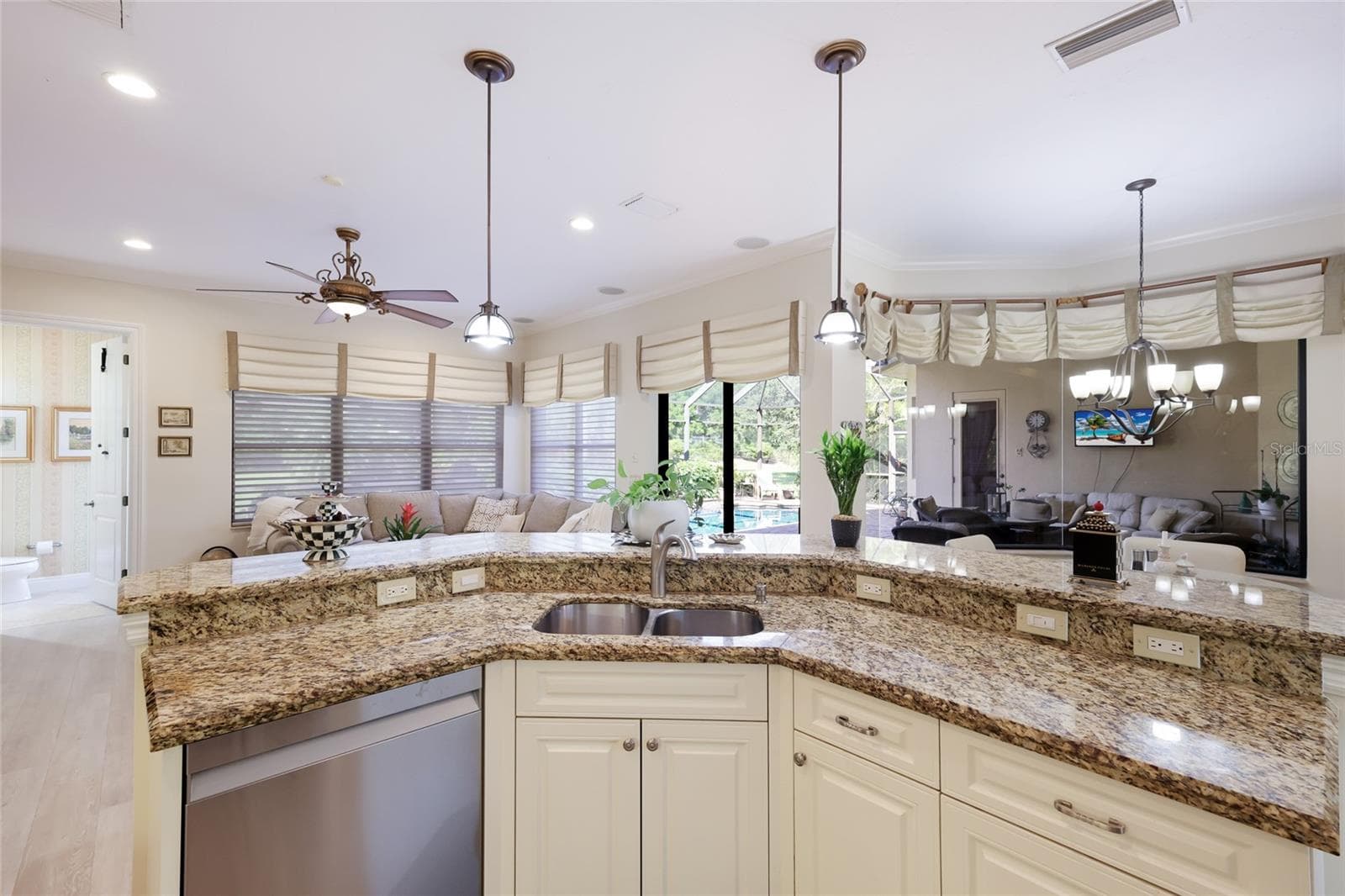 Single Family Residence at 6918 BRIER CREEK CT, LAKEWOOD RANCH, photo 18 of 65