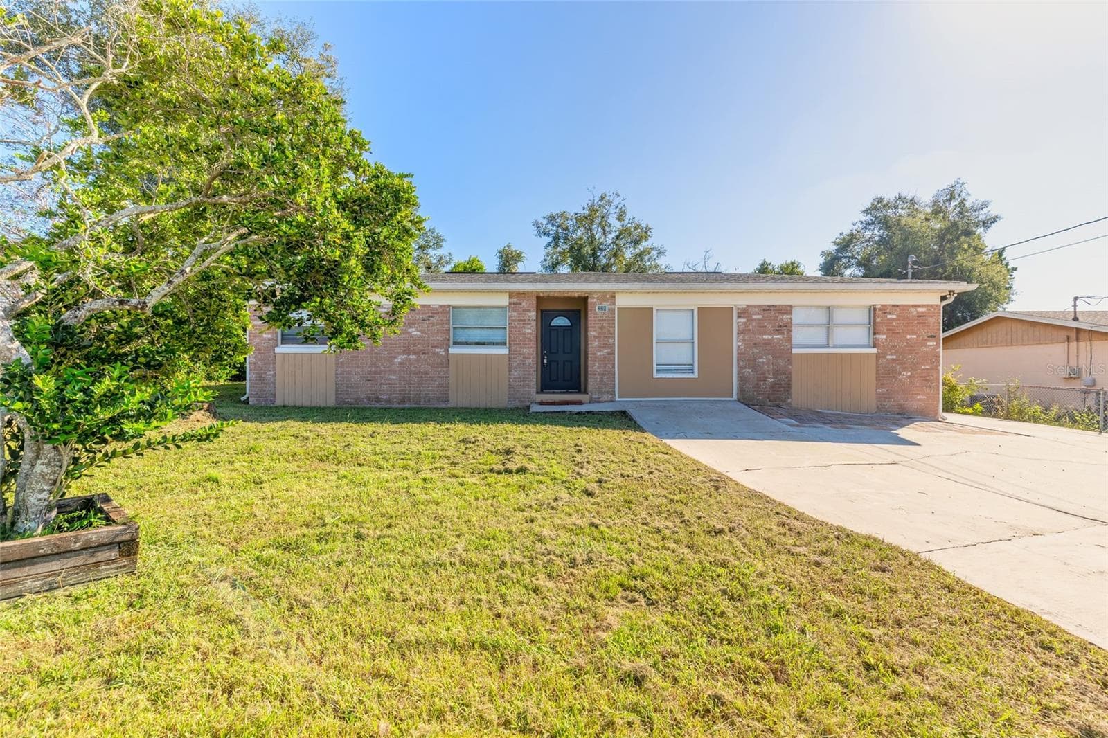 228 E HOLLY DR