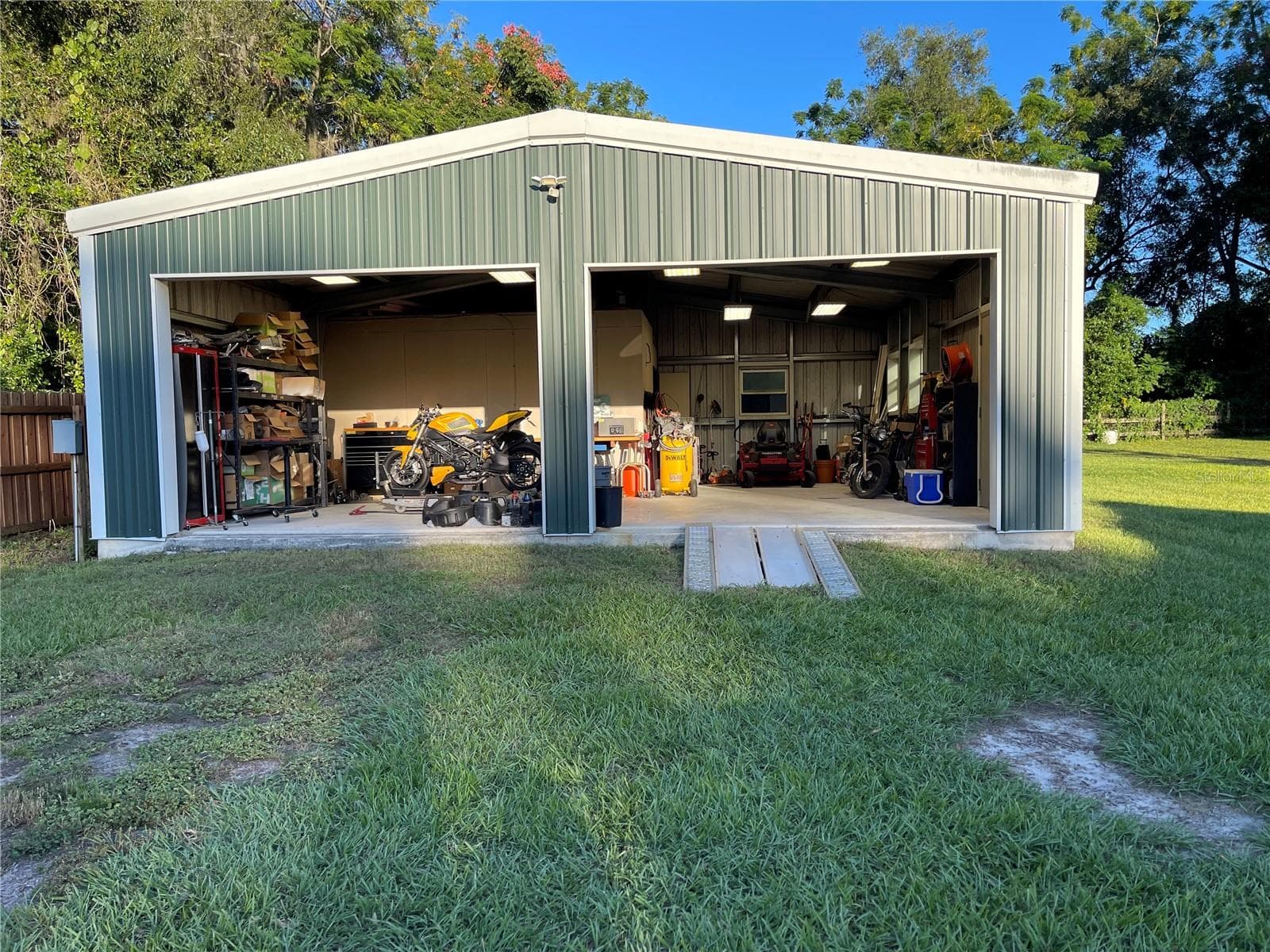 Large detached garage with air conditioned office space - 2923 JUNCTION RD, ZELLWOOD