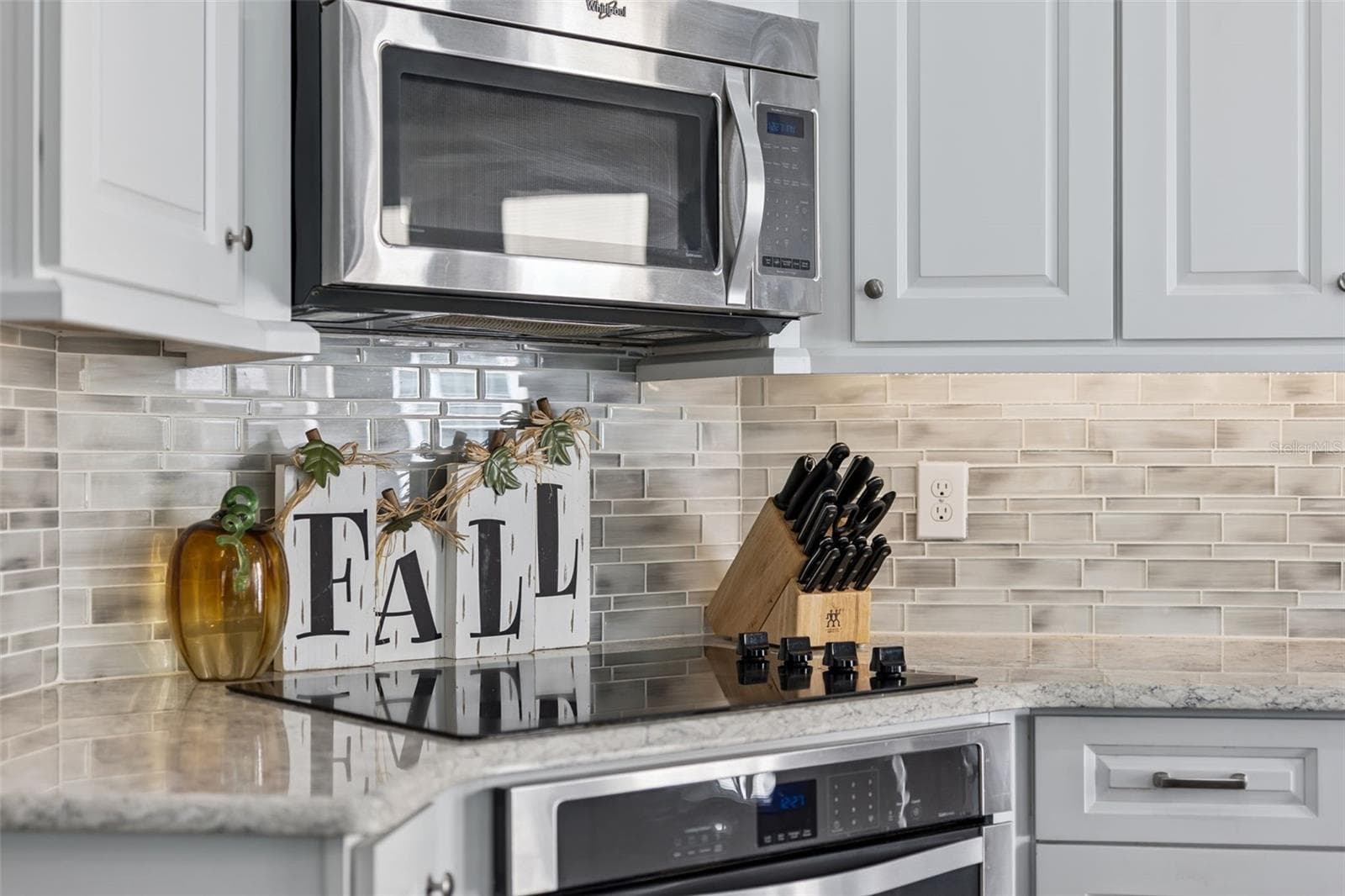 Kitchen with upgraded cooktop and backsplash - 900 LOBELIA DR, LAKE MARY