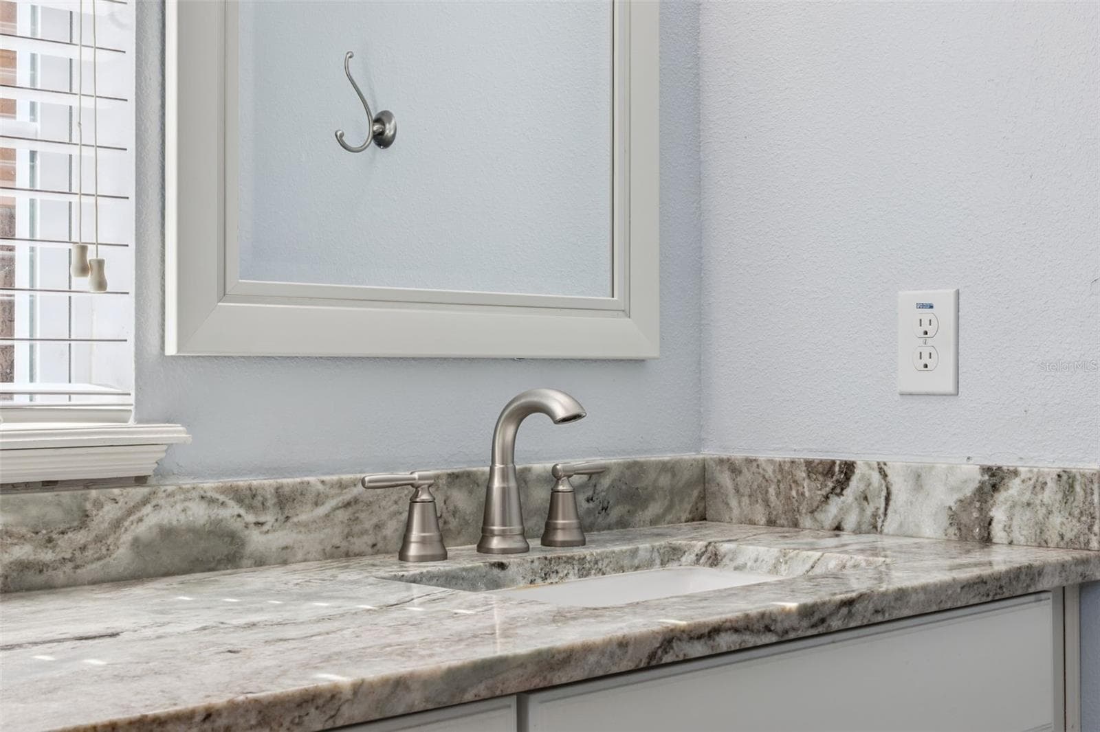 Primary bathroom with double sinks - 900 LOBELIA DR, LAKE MARY
