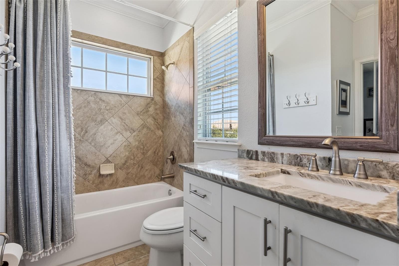 Jack and Jill bathroom - 900 LOBELIA DR, LAKE MARY
