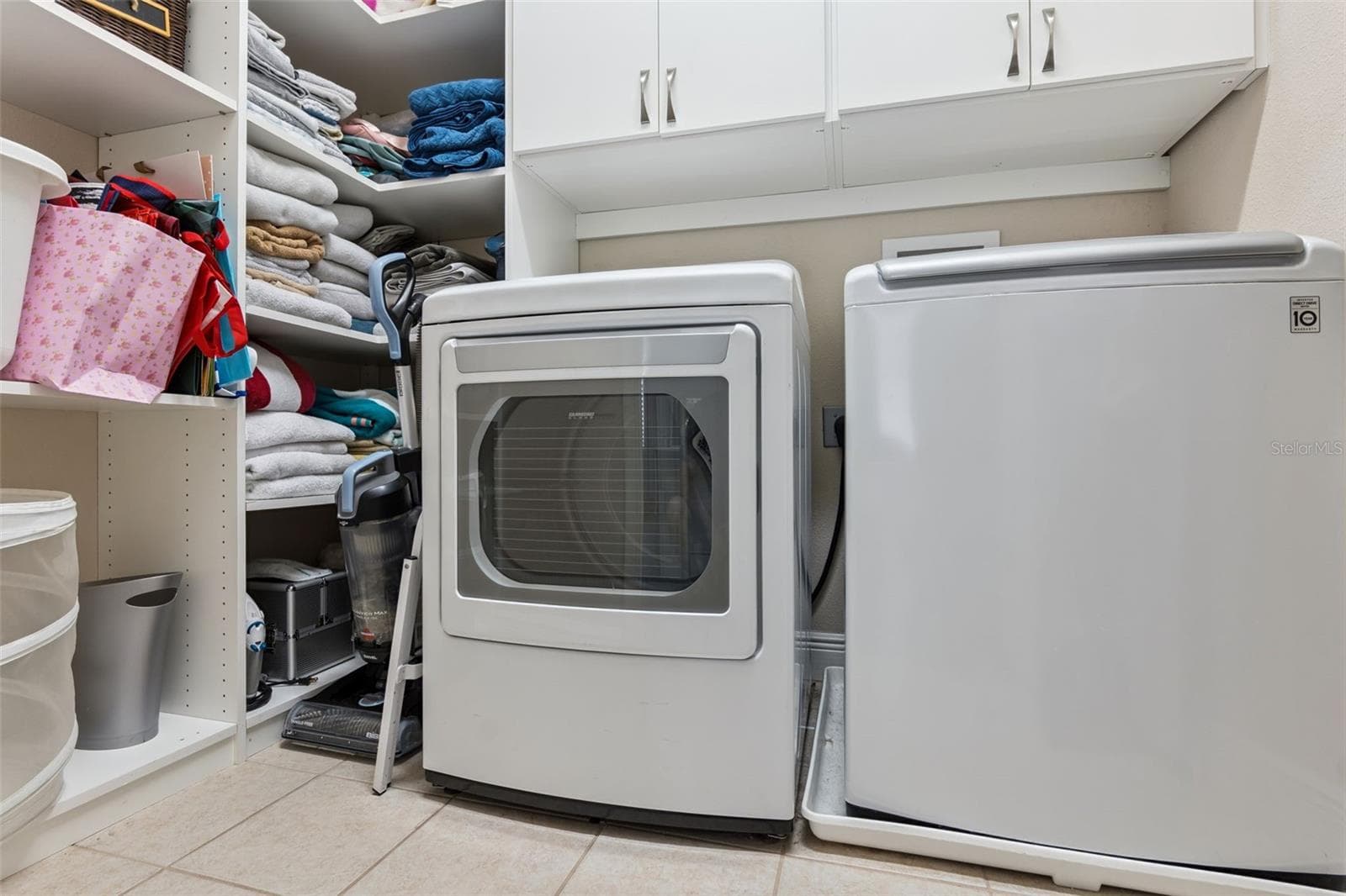Third floor laundry room with added storage - 900 LOBELIA DR, LAKE MARY