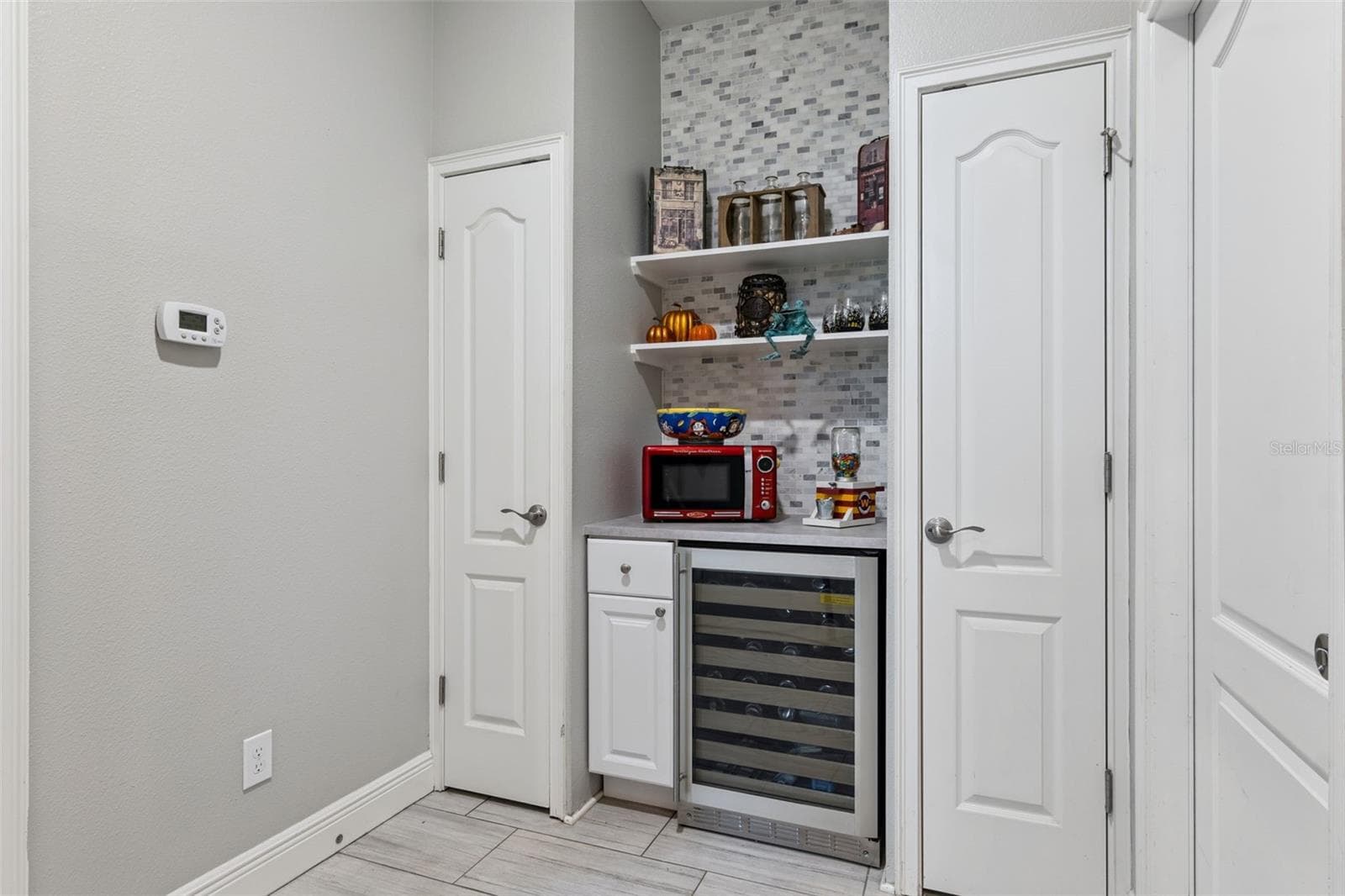 First floor entryway with added drybar and storage - 900 LOBELIA DR, LAKE MARY