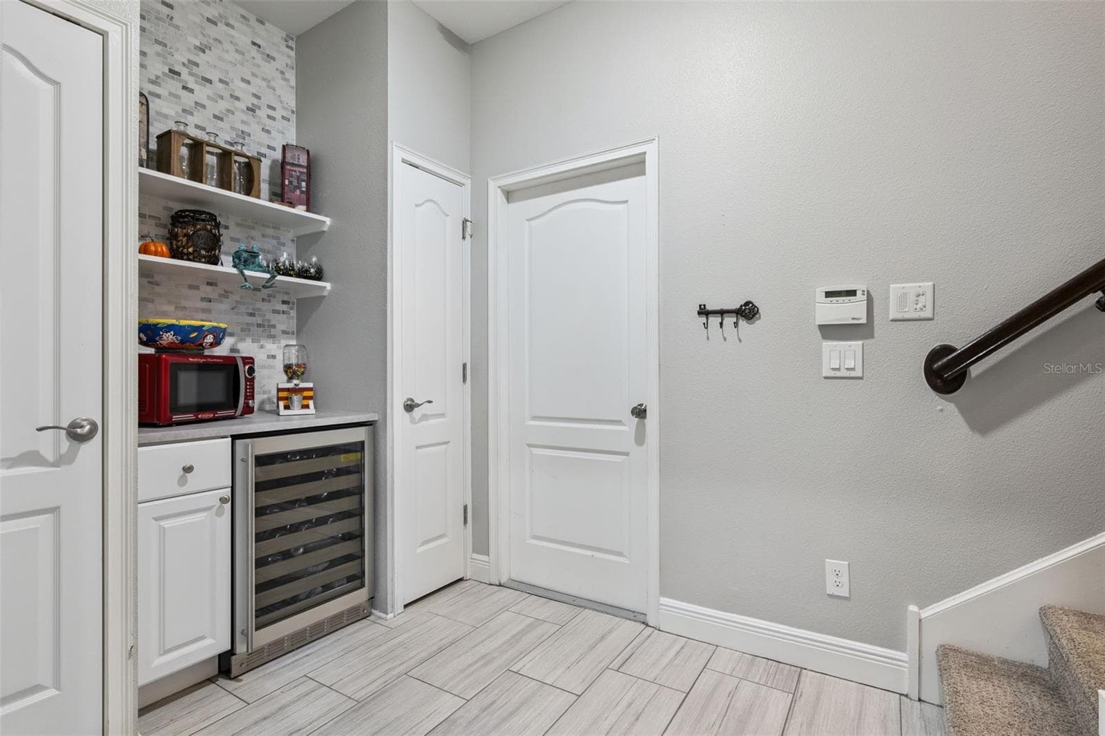 First floor entryway from garage - 900 LOBELIA DR, LAKE MARY