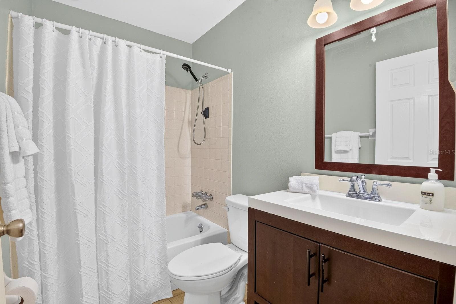 Guest Bath - 390 301 BLVD W #10C, BRADENTON