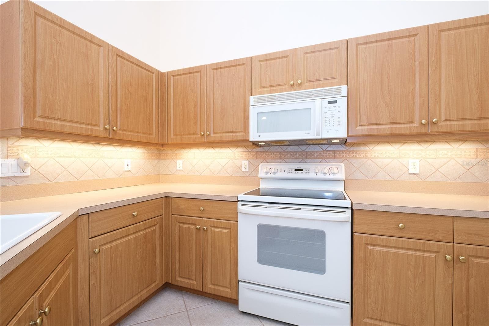 Under Cabinet Lighting - 4057 FAIRWAY DR, NORTH PORT