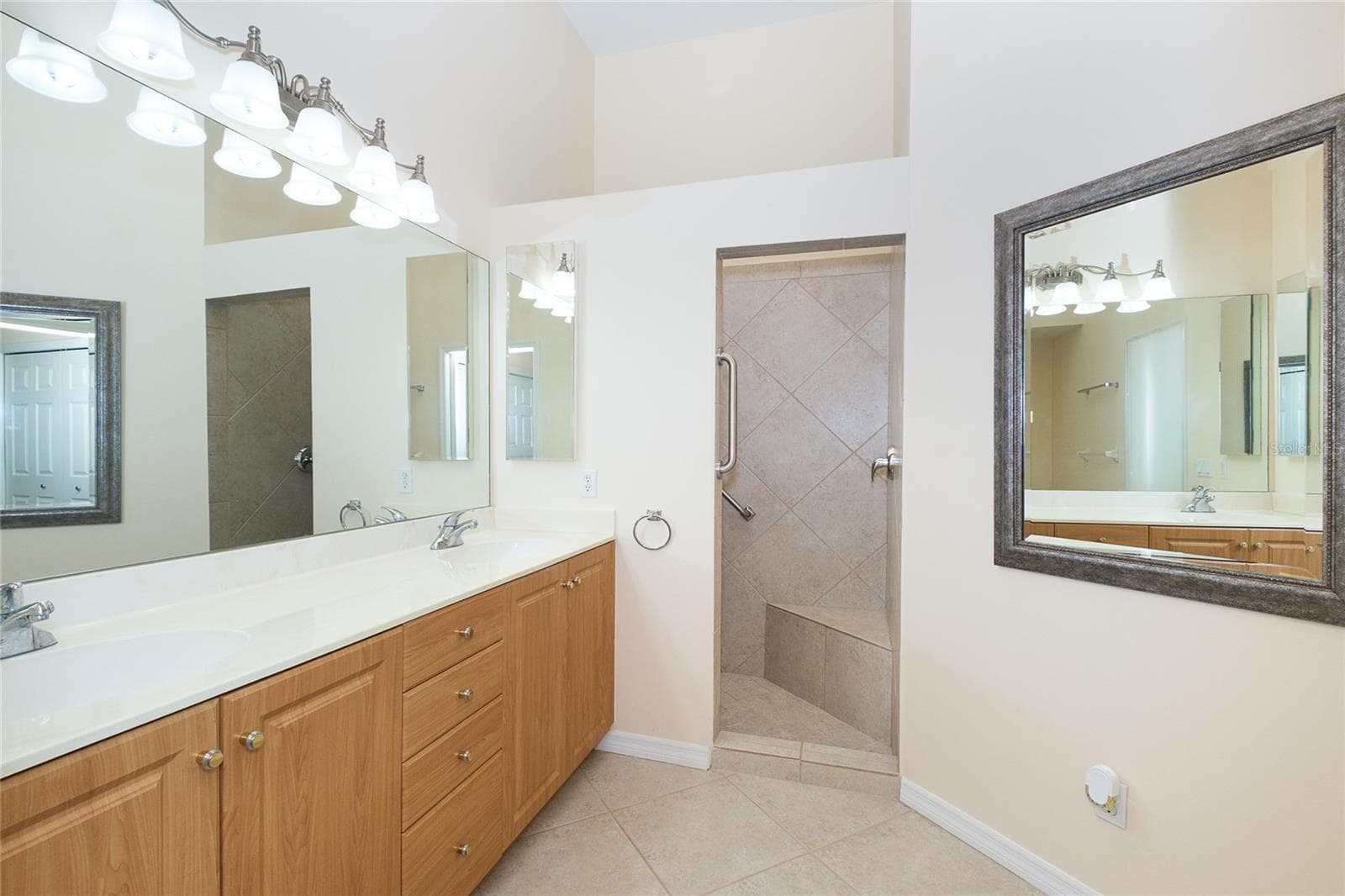 Double Sinks and Walk in Shower - 4057 FAIRWAY DR, NORTH PORT