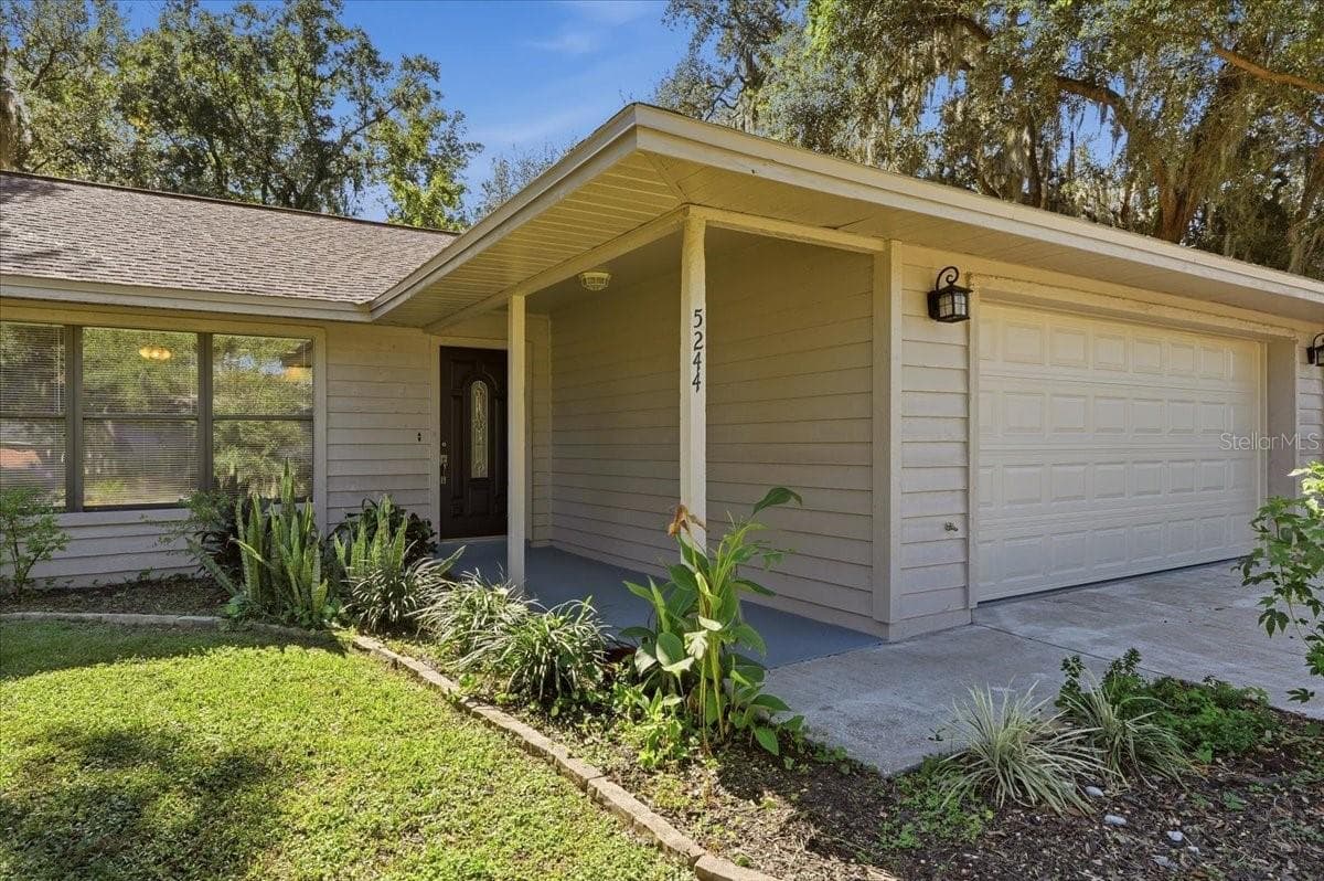 Fresh Exterior Paint in 2026. Nice covered front entry. - 5244 QUIET CREEK LN, LAKELAND