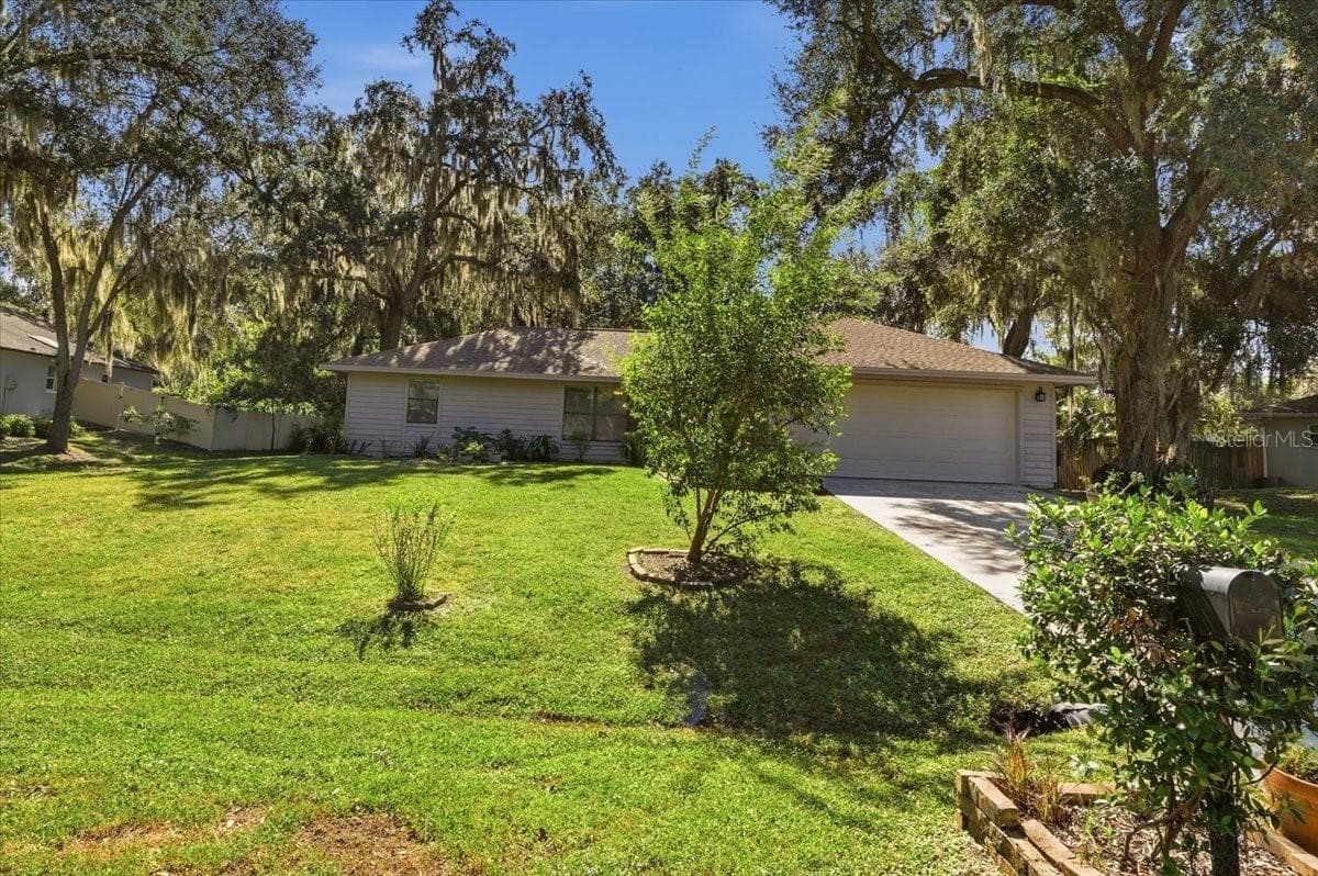 Nice large front lawn landscaped. - 5244 QUIET CREEK LN, LAKELAND